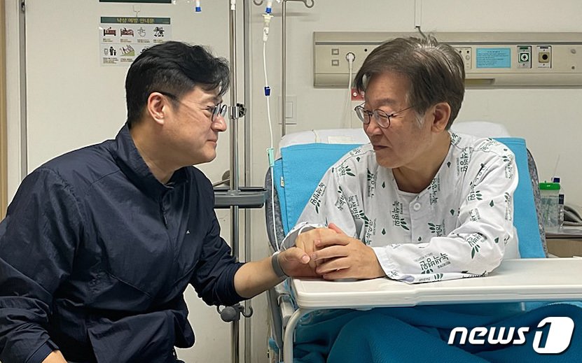 이재명 더불어민주당 대표가 28일 서울 중랑구 녹색병원에서 홍익표 원내대표와 면담을 하고 있다. &#40;더불어민주당 제공&#41;/뉴스1 ⓒ News1 박지혜 기자