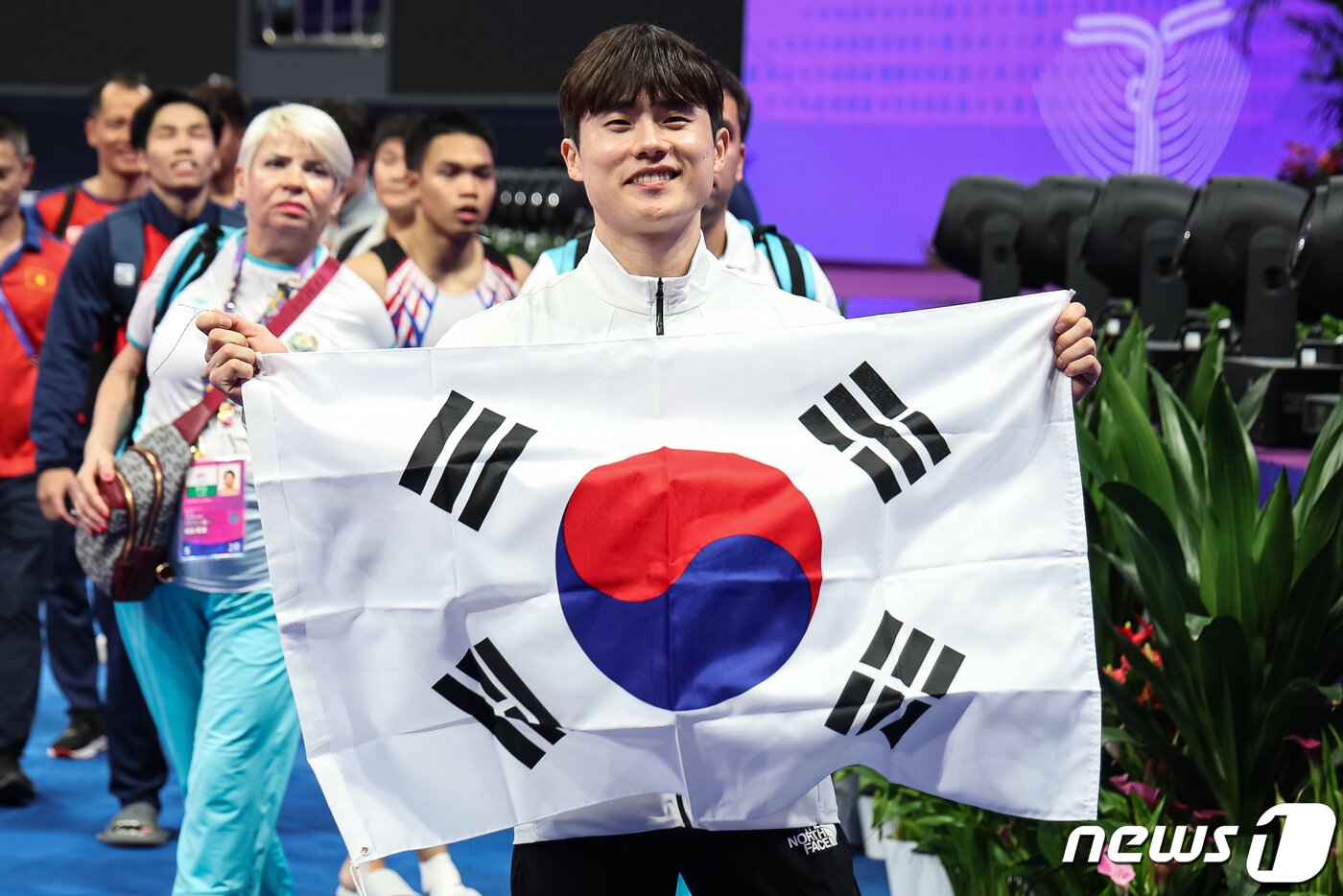 본문 이미지 - 김한솔이 28일 중국 항저우 황롱스포츠센터 체육관에서 열린 2022 항저우 아시안게임 기계체조 남자 개인종목별 결승 경기에서 마루 금메달을 확정지은 후 태극기를 들어보이고 있다. 2023.9.28/뉴스1 ⓒ News1 유승관 기자
