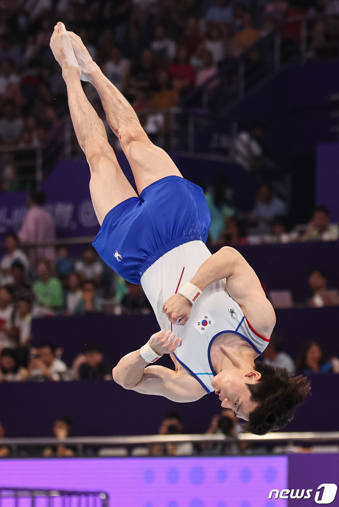 본문 이미지 - 김한솔이 28일 중국 항저우 황롱스포츠센터 체육관에서 열린 2022 항저우 아시안게임 기계체조 남자 개인종목별 결승 경기에서 마루 연기를 펼치고 있다. 김한솔은 이날 마루운동 결선에서 14.900점을 받아 중국의 장보헝과 린차오판을 제치고 금메달을 차지했다. 2018년 자카르타·팔렘방 대회에서 마루운동 금메달을 땄던 김한솔은 이 종목 2연패를 이뤘다. 2023.9.28/뉴스1 ⓒ News1 유승관 기자