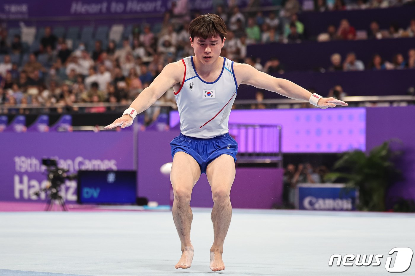 본문 이미지 - 공중회전 후 착지하는 김한솔. 2023.9.28/뉴스1 ⓒ News1 유승관 기자