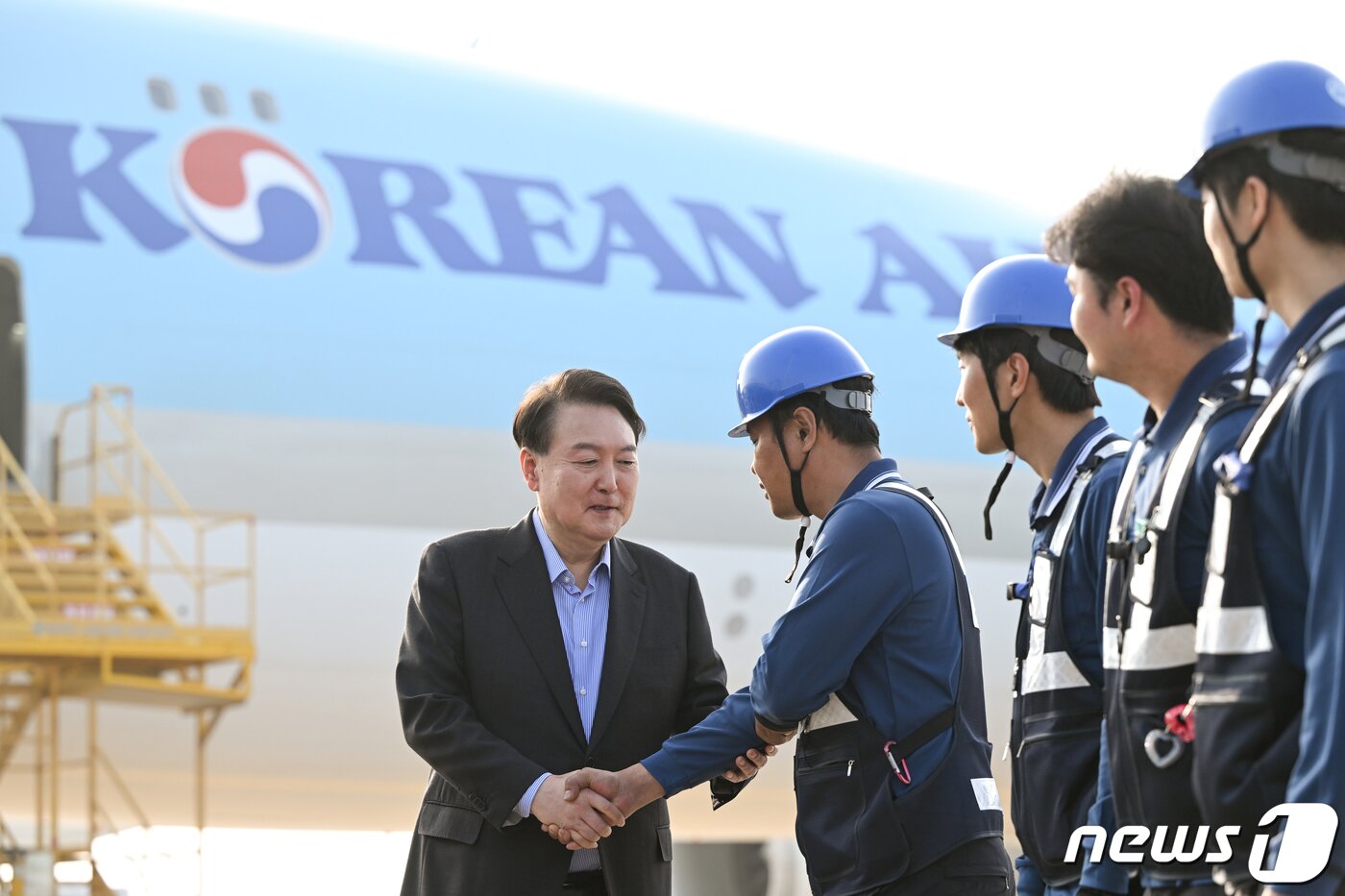 윤석열 대통령이 추석 연휴 첫 날인 28일 인천국제공항 대한항공 화물터미널을 방문해 항공 화물 종사자들을 격려하고 있다. &#40;대통령실 제공&#41; 2023.9.28/뉴스1 ⓒ News1 오대일 기자