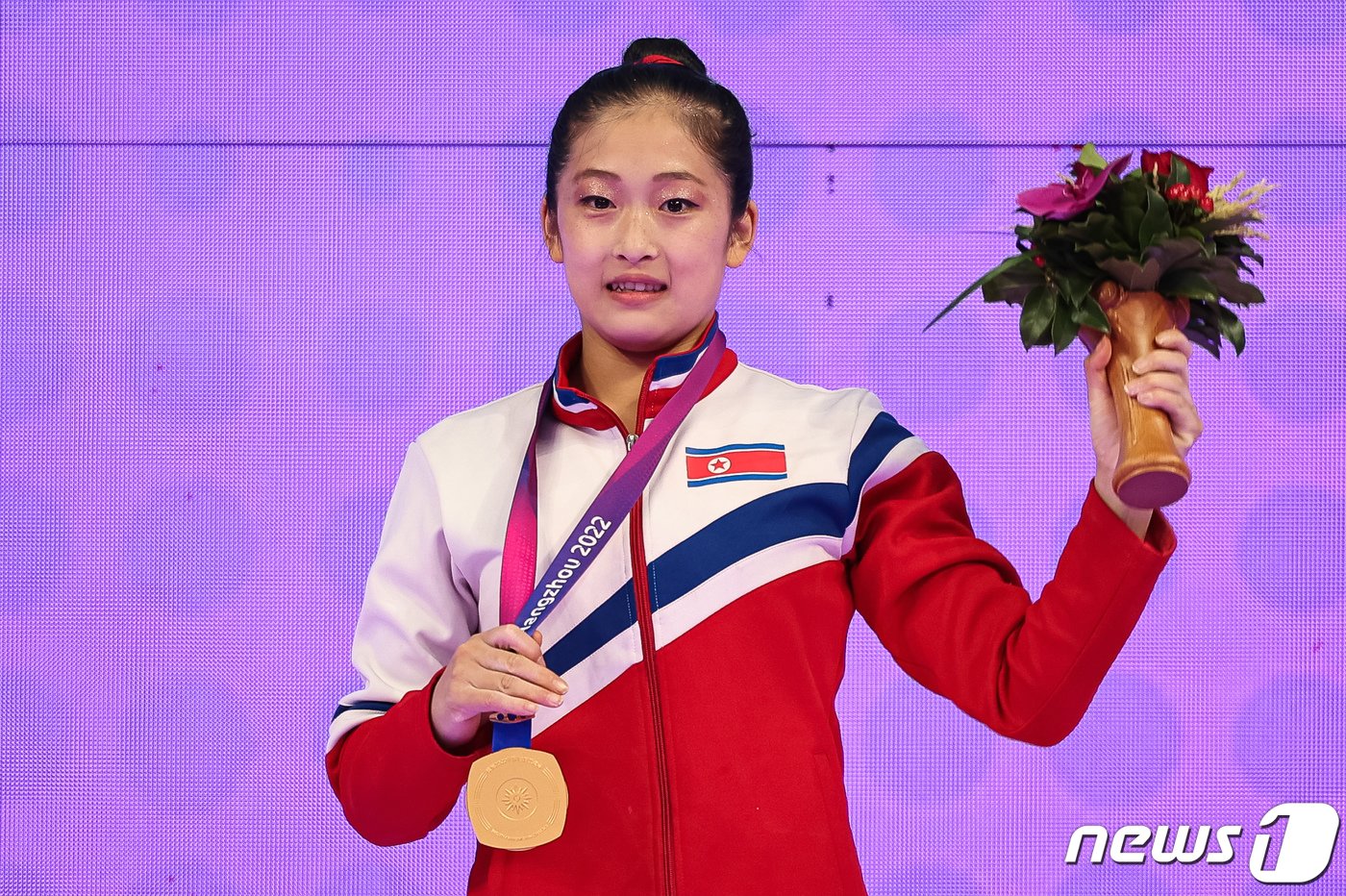 본문 이미지 - 북한 안창옥이 28일 중국 항저우 황롱스포츠센터 체육관에서 열린 2022 항저우 아시안게임 기계체조 여자 도마 시상식에서 금메달을 들고 포즈를 취하고 있다. 안창옥은 이날 도마와 이단평행봉에서 금메달을 획득하며 2관왕에 올랐다. 2023.9.28/뉴스1 ⓒ News1 유승관 기자