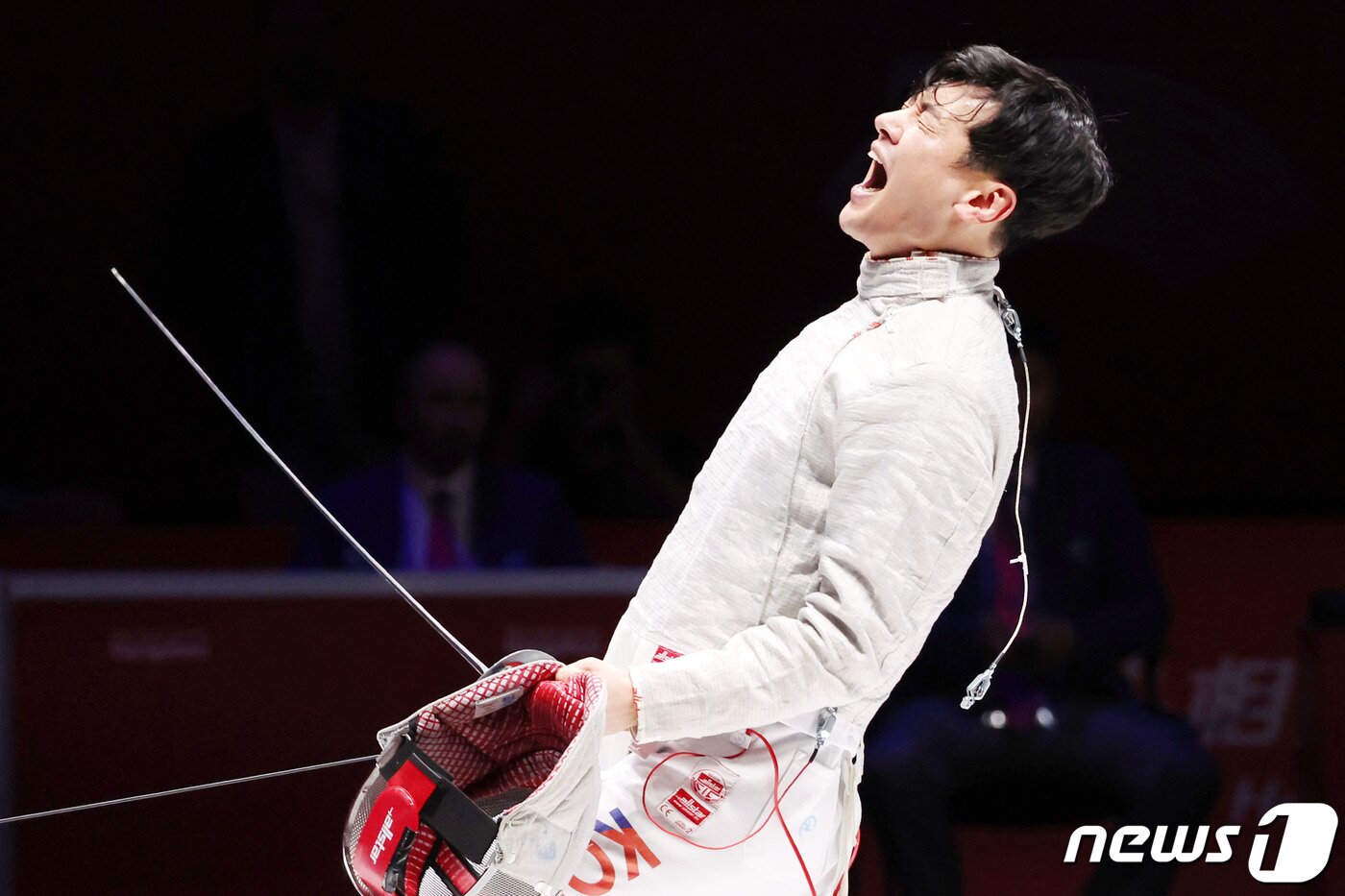 본문 이미지 - 28일 오후 중국 항저우 디안즈대학 체육관에서 열린 2022 항저우 아시안게임 펜싱 남자 사브르 단체전 결승에서 대한민국 구본길이 심판 판정에 항의하는 뜻을 담아 함성을 지르고 있다.  2023.9.28/뉴스1 ⓒ News1 민경석 기자