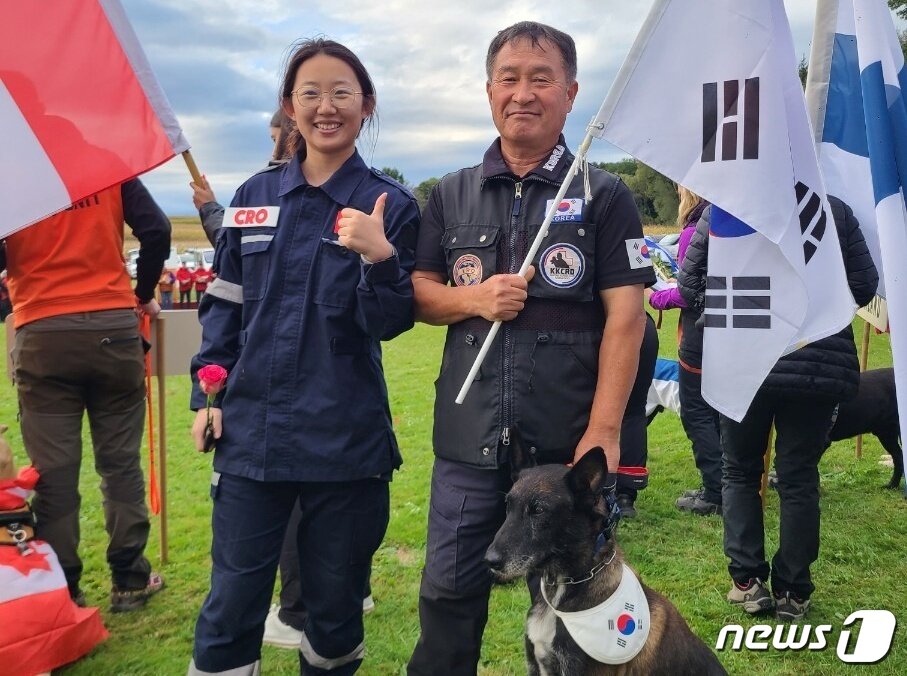 본문 이미지 - 이태원 한국인명구조견협회 본부장과 마리노이즈 개가 20~24일 오스트리아 빈에서 열린 '제27회 국제인명구조견 월드챔피언십'에서 1위를 차지했다.(협회 제공) ⓒ 뉴스1