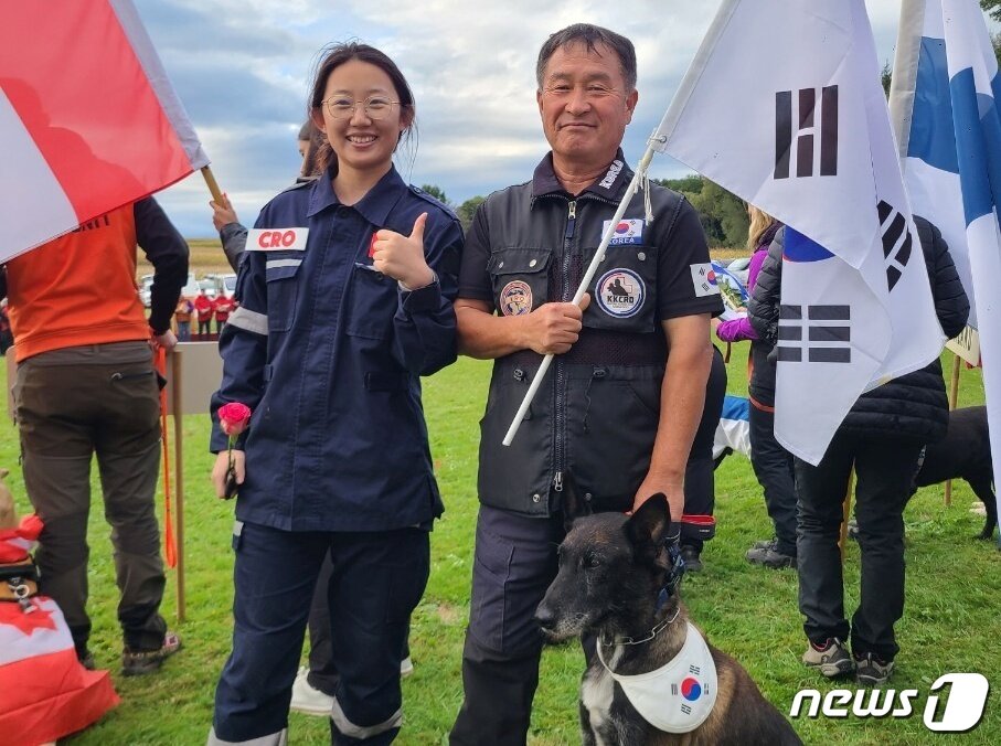 이태원 한국인명구조견협회 본부장과 마리노이즈 개가 20~24일 오스트리아 빈에서 열린 &#39;제27회 국제인명구조견 월드챔피언십&#39;에서 1위를 차지했다.&#40;협회 제공&#41; ⓒ 뉴스1