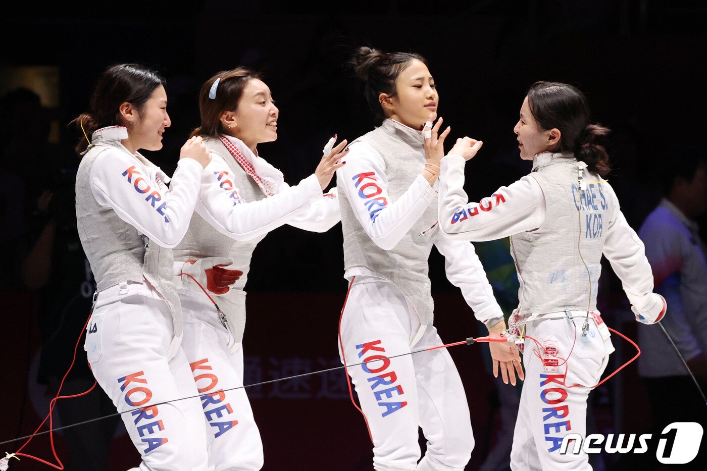 본문 이미지 - 28일 오후 중국 항저우 디안즈대학 체육관에서 열린 2022 항저우 아시안게임 펜싱 여자 플뢰레 단체전 대한민국과 중국의 결승에서 대한민국 대표팀 선수들이 끝까지 최선을 다 한 채송오를 위로하고 있다. 왼쪽부터 홍세나, 홍서인, 홍효진, 채송오. 대한민국 여자 펜싱은 이날 플뢰레 단체전에서 중국에 패배해 은메달을 획득했다. 2023.9.28/뉴스1 ⓒ News1 민경석 기자