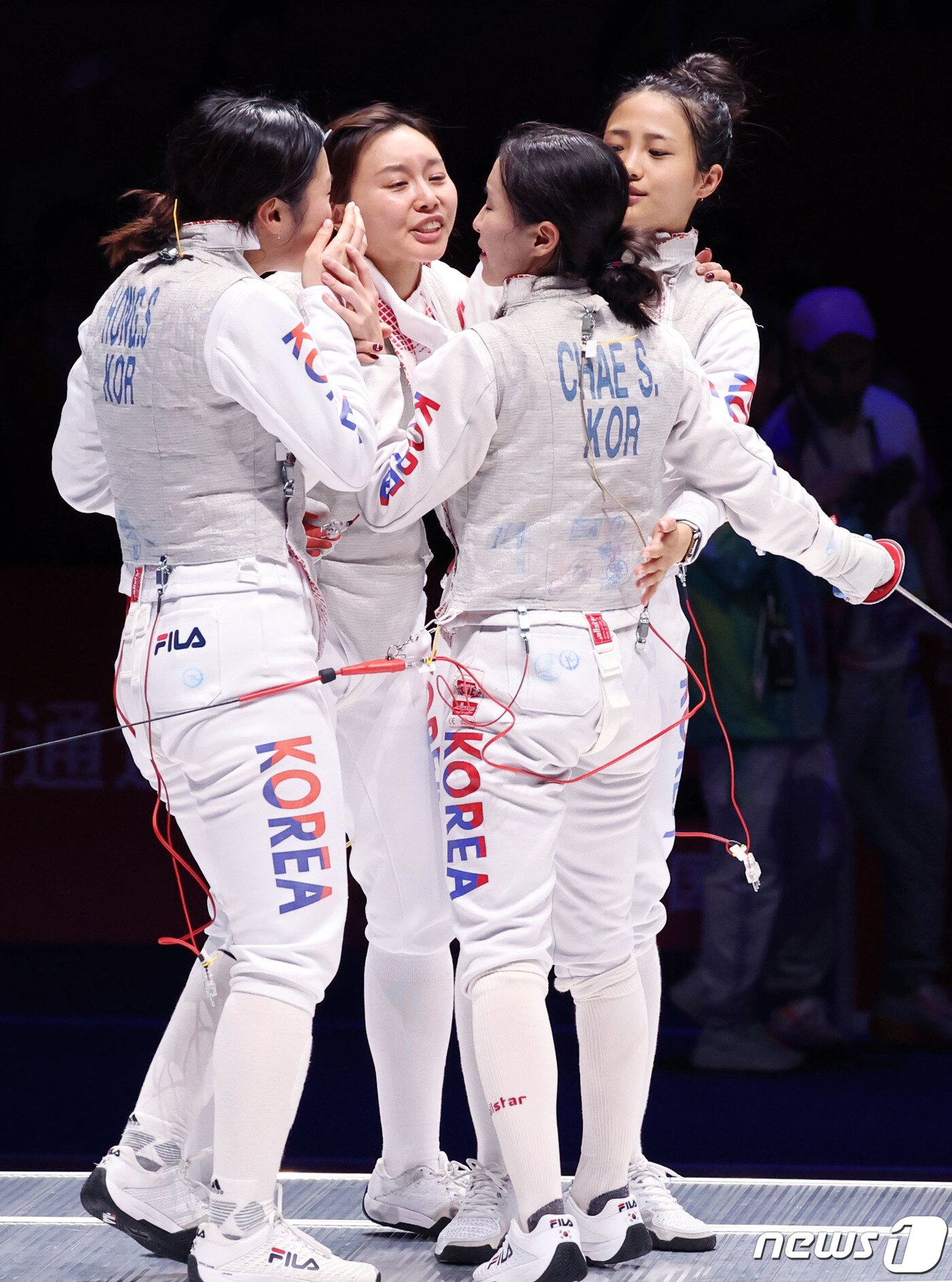 본문 이미지 - 28일 오후 중국 항저우 디안즈대학 체육관에서 열린 2022 항저우 아시안게임 펜싱 여자 플뢰레 단체전 대한민국과 중국의 결승에서 대한민국 대표팀 선수들이 끝까지 최선을 다 한 채송오를 위로하고 있다. 왼쪽부터 홍세나, 홍서인, 채송오, 홍효진. 대한민국 여자 펜싱은 이날 플뢰레 단체전에서 중국에 패배해 은메달을 획득했다. 2023.9.28/뉴스1 ⓒ News1 민경석 기자