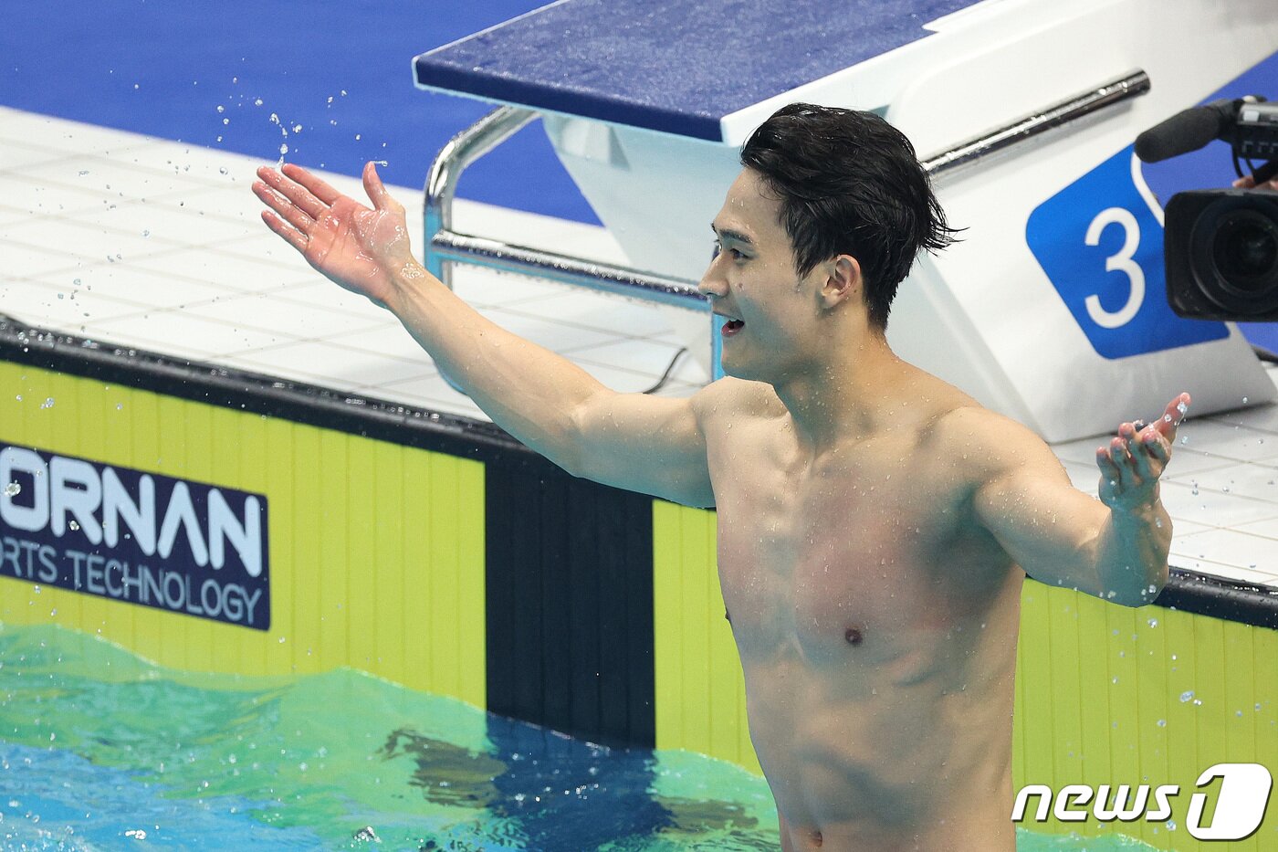 본문 이미지 - 백인철이 28일 중국 항저우 올림픽 스포츠센터 아쿠아틱 스포츠 아레나에서 열린 2022 항저우 아시안게임 남자 접영 50m 결승에서 금메달을 차지한 후 세리머니를 하고 있다. 2023.9.28./뉴스1 ⓒ News1 신웅수 기자