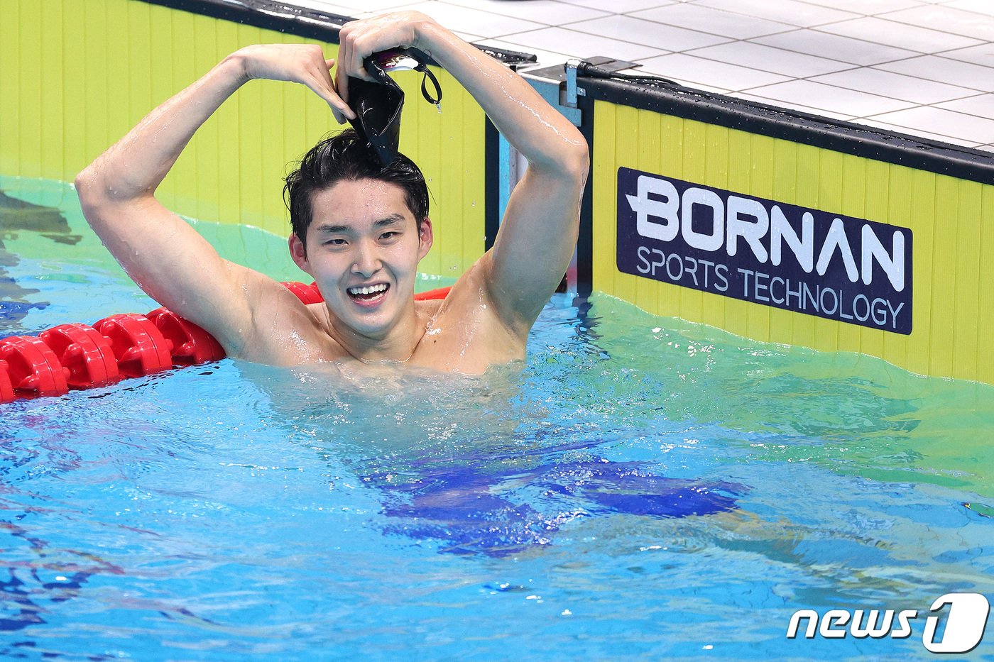 본문 이미지 - 김우민이 28일 중국 항저우 올림픽 스포츠센터 아쿠아틱 스포츠 아레나에서 열린 2022 항저우 아시안게임 남자 자유형 800m 결승에서 금메달을 차지한 후 세리머니를 하고 있다. 2023.9.28/뉴스1 ⓒ News1 신웅수 기자