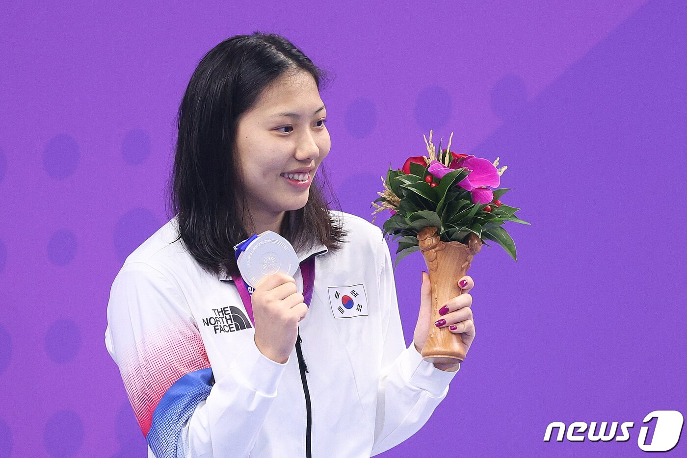 본문 이미지 - 권세현이 28일 중국 항저우 올림픽 스포츠센터 아쿠아틱 스포츠 아레나에서 열린 2022 항저우 아시안게임 여자 평영 200m 메달 수여식에서 은메달을 들고 환호하고 있다. 2023.9.28/뉴스1 ⓒ News1 신웅수 기자