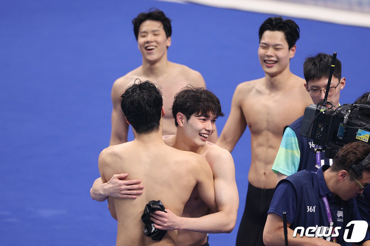 본문 이미지 - 황선우와 지유찬, 이호준, 김지훈이 28일 중국 항저우 올림픽 스포츠센터 아쿠아틱 스포츠 아레나에서 열린 2022 항저우 아시안게임 남자 계영 400m 결승에서 은메달을 딴 후 기쁨을 나누고 있다. 2023.9.28/뉴스1 ⓒ News1 신웅수 기자