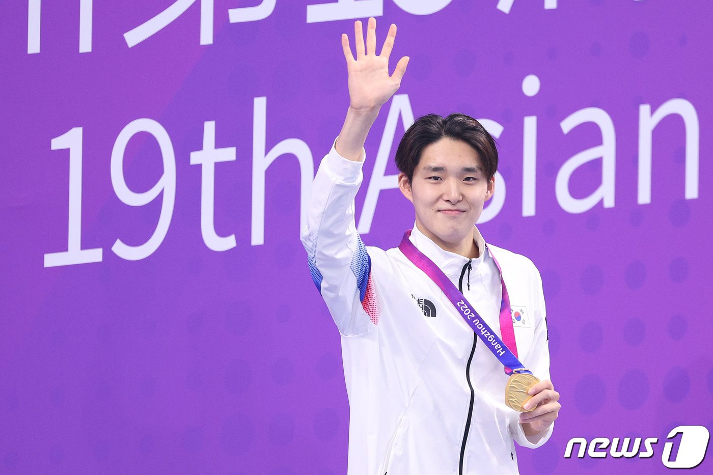 본문 이미지 - 김우민이 28일 중국 항저우 올림픽 스포츠센터 아쿠아틱 스포츠 아레나에서 열린 2022 항저우 아시안게임 남자 자유형 800m 메달 수여식에서 금메달을 목에 걸고 세리머니를 하고 있다. 2023.9.28/뉴스1 ⓒ News1 신웅수 기자