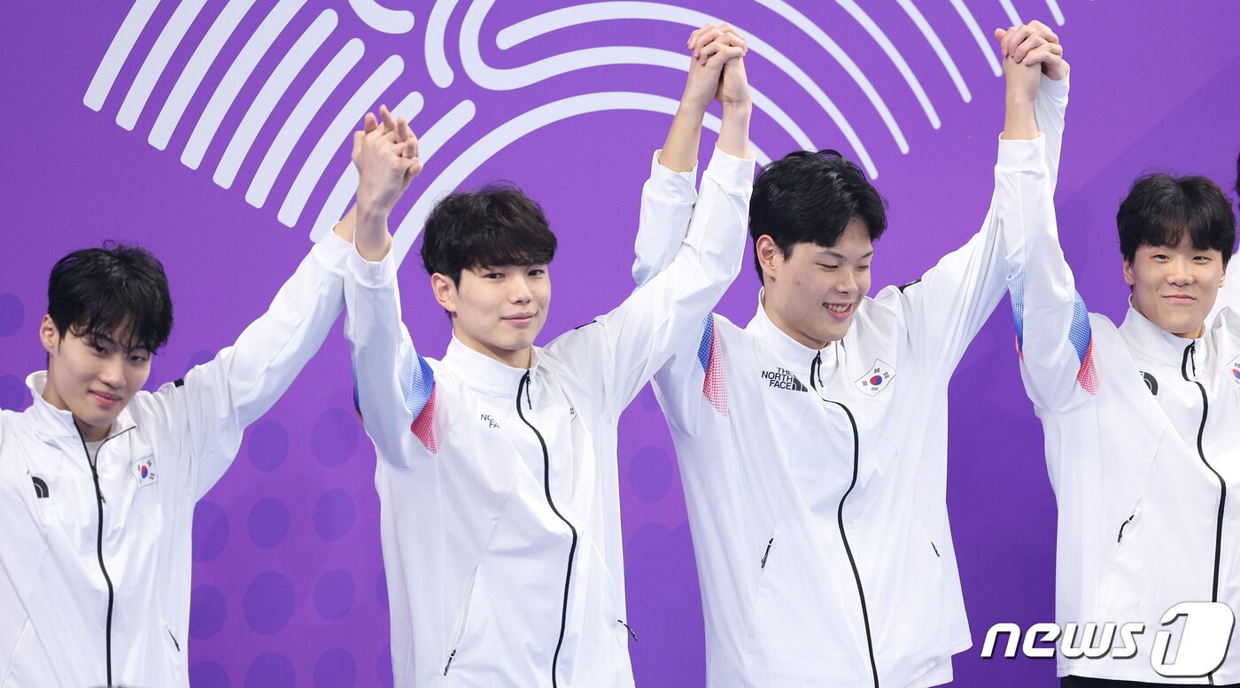 본문 이미지 - 황선우(왼쪽부터)와 김지훈, 이호준, 지유찬이 28일 중국 항저우 올림픽 스포츠센터 아쿠아틱 스포츠 아레나에서 열린 2022 항저우 아시안게임 남자 계영 400m 메달 수여식에서 단상에 오르고 있다. 2023.9.28/뉴스1 ⓒ News1 신웅수 기자