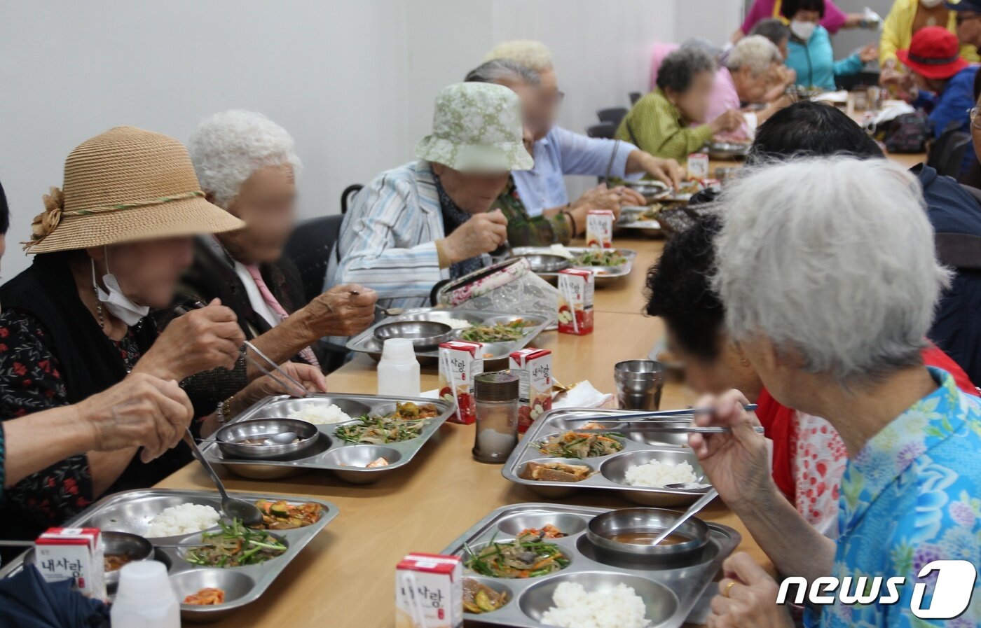 본문 이미지 - 26일 오전 11시께 인천시 연수구 사랑의무료급식소에서 이용자들이 식사를 하고 있다. 이용자 중에는 90세 노모와 60세 아들부터, 급식소에서 만나 맺은 친구들까지 삼삼오오 모여 식사를 함께했다.2023.9.29/뉴스1 ⓒ News1 박아론 기자