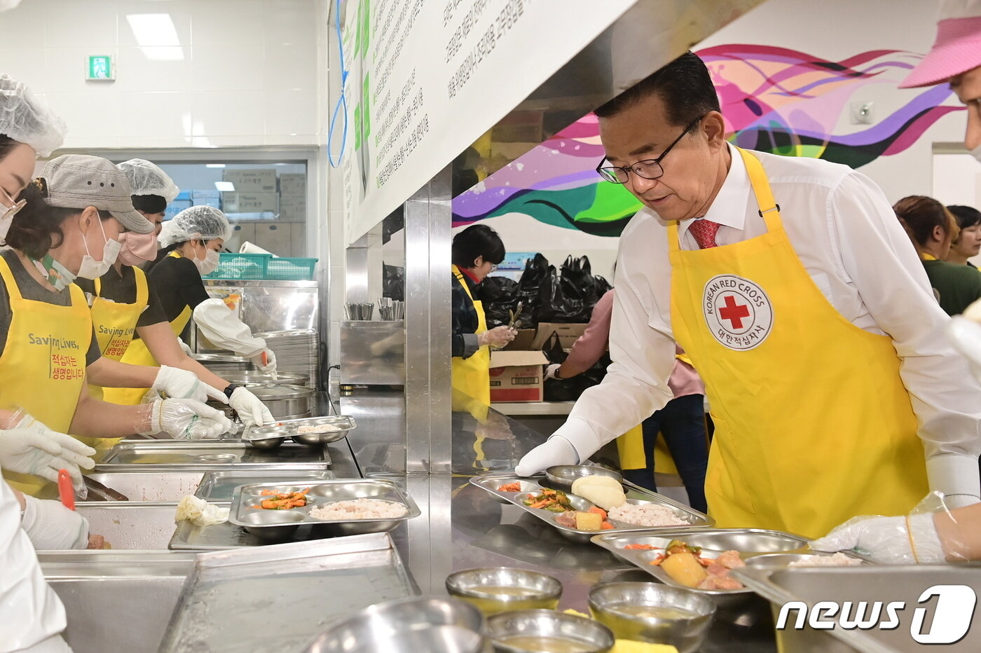 본문 이미지 - 27일 오전 11시께 인천시 연수구 사랑의 무료급식소에서 이재호 연수구청장이 추석 전 무료급식 봉사를 하고 있다.(연수구 제공)2023.9.29/뉴스1 ⓒ News1 박아론 기자