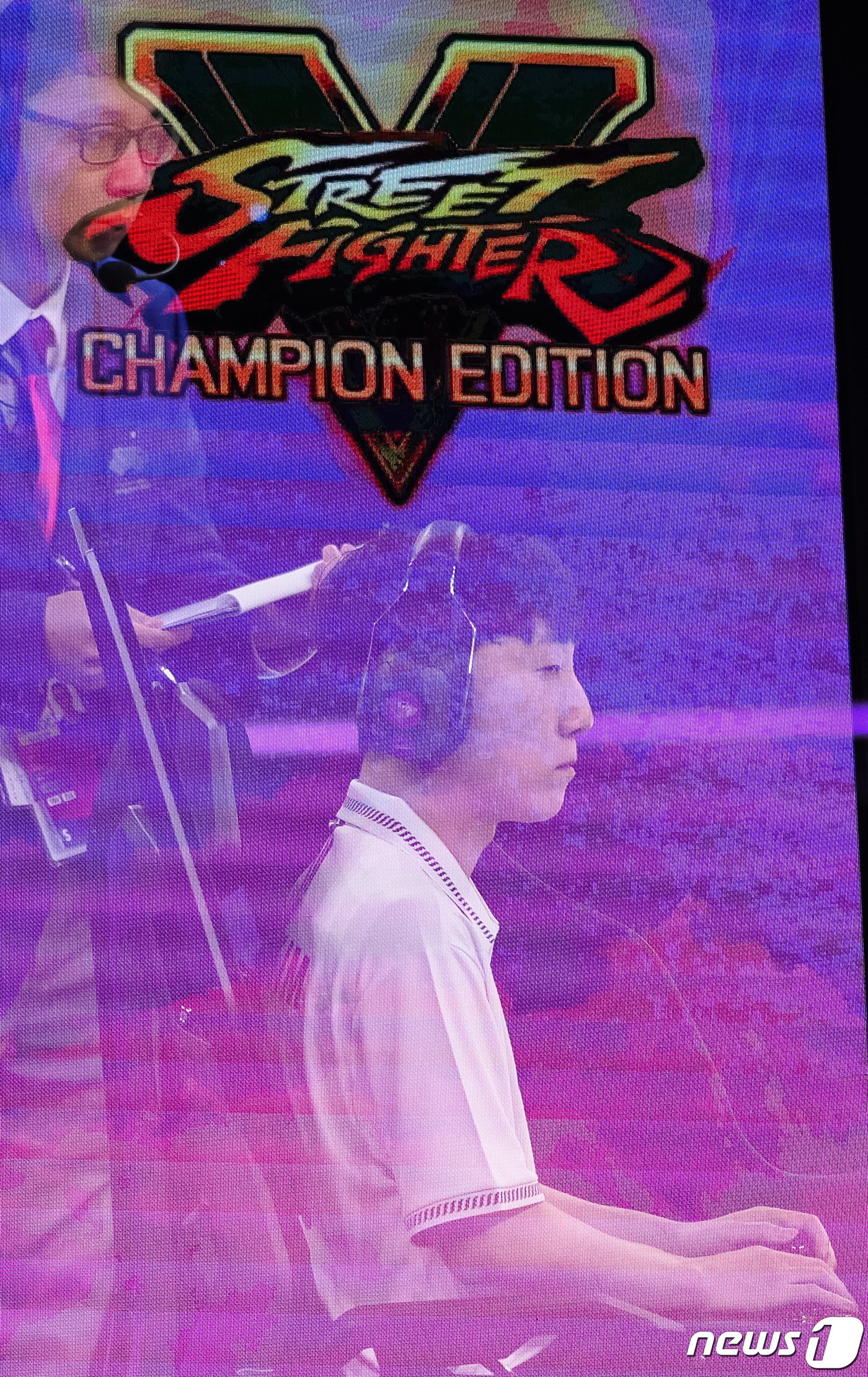 본문 이미지 - 김관우가 28일 중국 항저우 베이징위안 생태공원 내 e스포츠 주경기장에서 열린 2022 항저우 아시안게임 '스트리트 파이터V' 결승 경기에서 대만 시앙 유린과 경기를 펼치고 있다. 김관우는 이날 결승에서 대만의 시앙 유린을 풀세트 접전 끝에 4-3으로 꺾고 대한민국 첫 e스포츠 금메달을 차지했다. (다중노출 촬영) 2023.9.28/뉴스1 ⓒ News1 유승관 기자