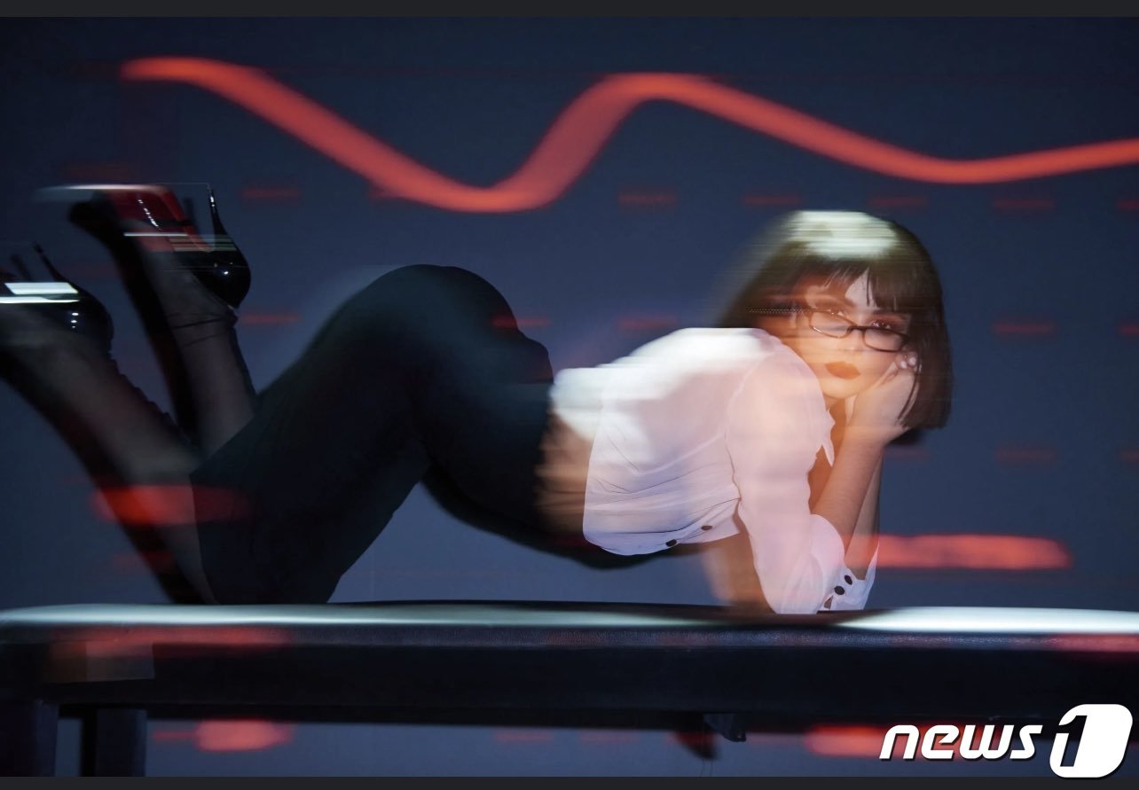 본문 이미지 - 리사가 참여한 것으로 알려진 공연 콘셉트. (SNS 갈무리)