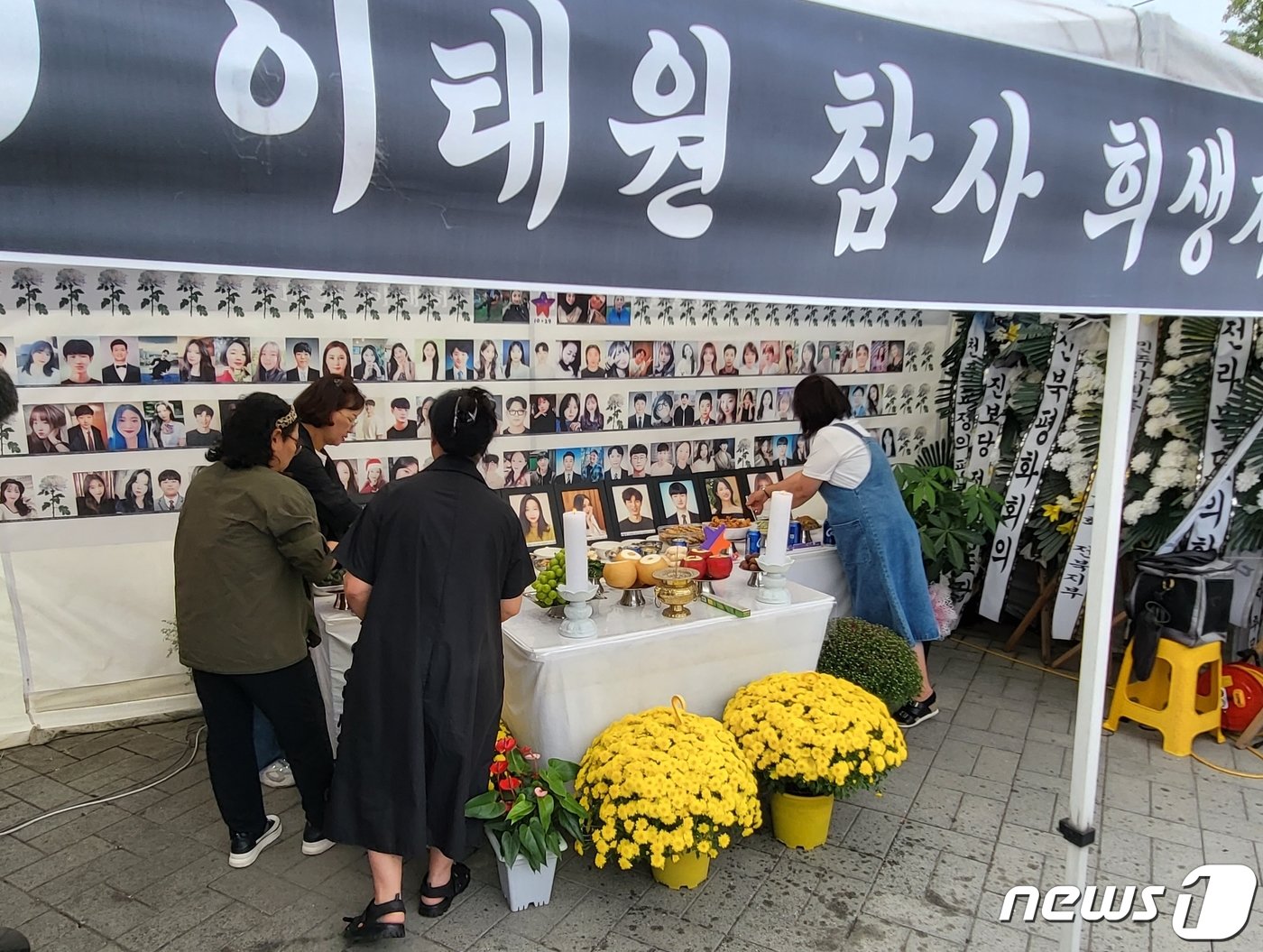 본문 이미지 - 10.29 이태원 참사 전북시민대책위원회 관계자들이 29일 전북 전주시 풍남문광장 분향소에서 추석 합동 차례를 하고 있다.2023.9.29/뉴스1 ⓒ News1 강교현 기자