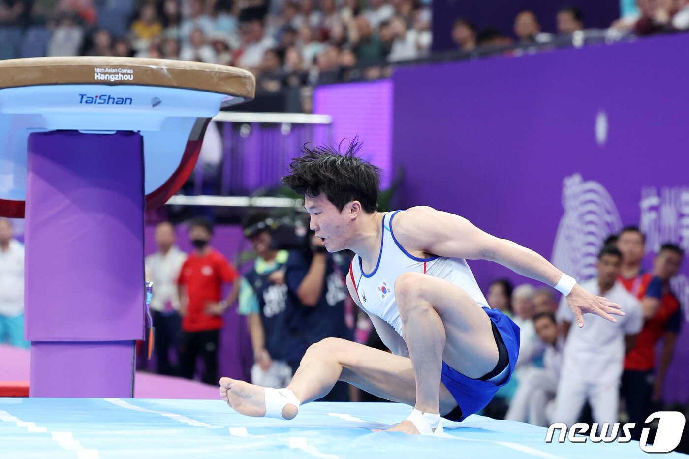 본문 이미지 - 29일 오후 중국 항저우 황롱스포츠센터 체육관에서 열린 2022 항저우 아시안게임 기계체조 남자 개인종목별 결승 경기에서 대한민국 신재환이 도마 연기를 선보이던 중 착지 실수를 하고 있다. 2023.9.29/뉴스1 ⓒ News1 민경석 기자