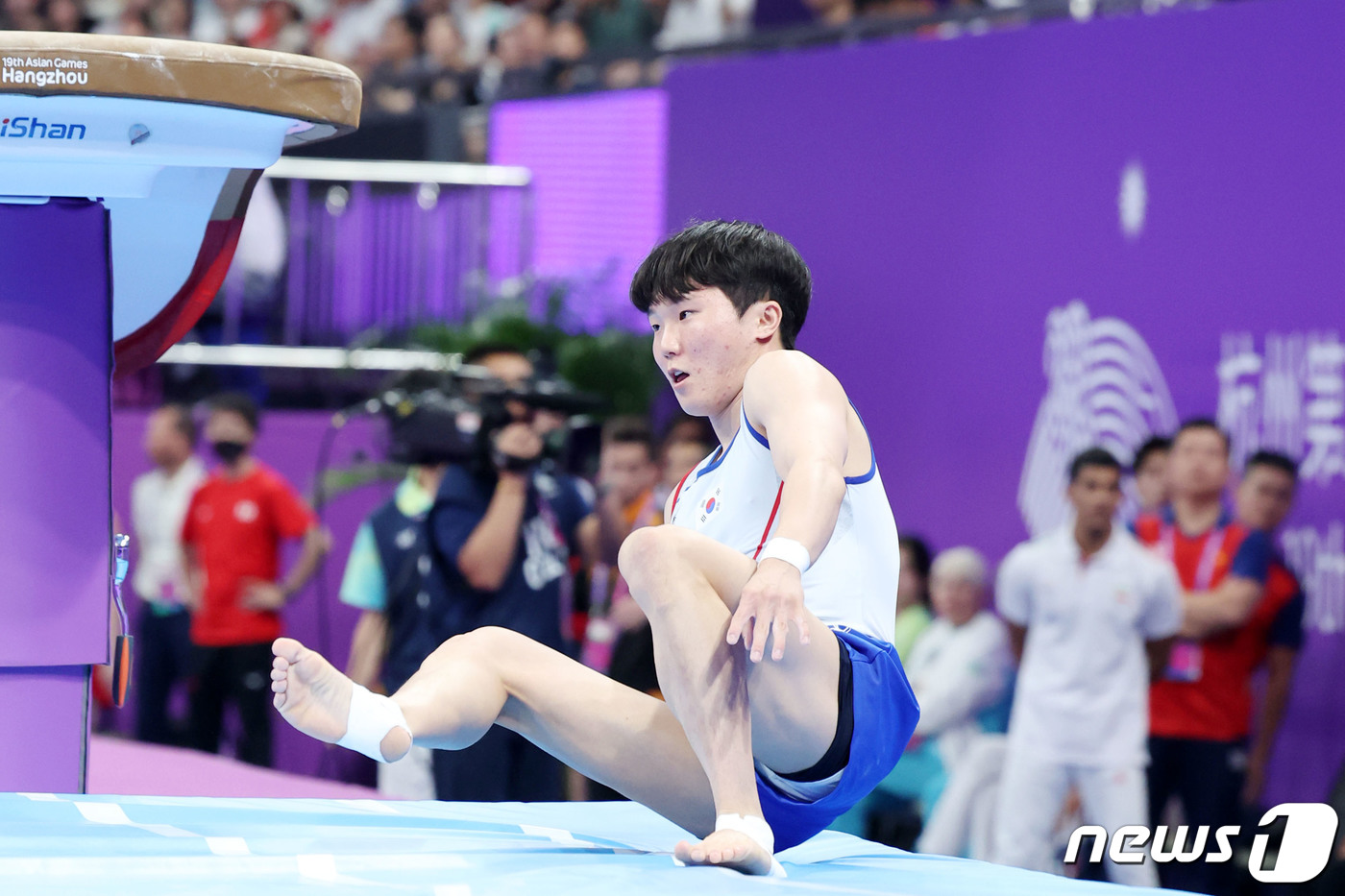 (항저우(중국)=뉴스1) 민경석 기자 = 29일 오후 중국 항저우 황롱스포츠센터 체육관에서 열린 2022 항저우 아시안게임 기계체조 남자 개인종목별 결승 경기에서 대한민국 신재환이 …
