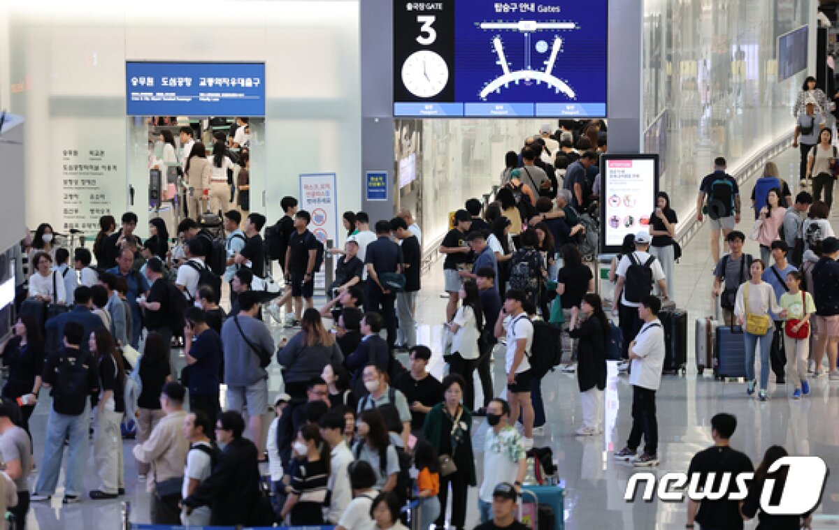 민족대명절 추석인 29일 오후 인천국제공항 제1여객터미널 출국장이 이용객들로 북적이고 있다. 2023.9.29/뉴스1 © News1 김진환 기자