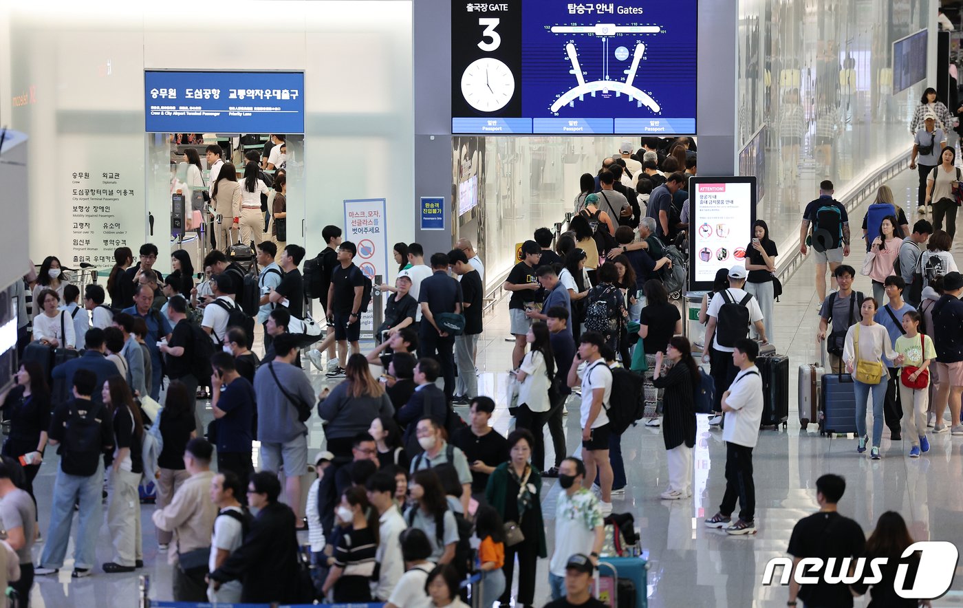 본문 이미지 - 민족대명절 추석인 29일 오후 인천국제공항 제1여객터미널 출국장이 이용객들로 북적이고 있다.  2023.9.29/뉴스1 ⓒ News1 김진환 기자