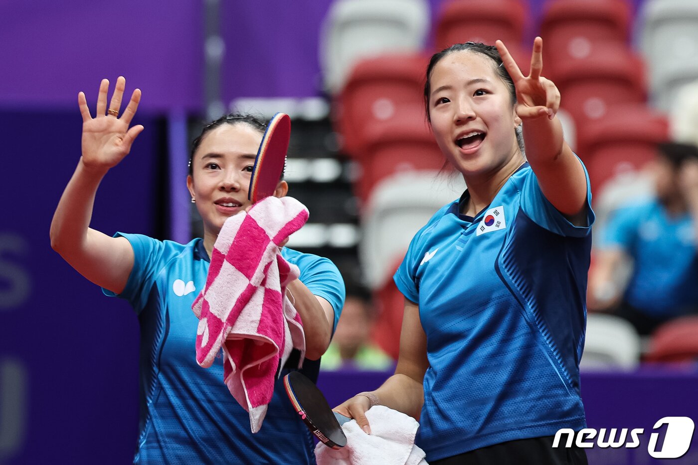 본문 이미지 - 여자 복식 신유빈-전지희 조가 29일 중국 항저우 궁수 캐널 스포츠파크 체육관에서 열린 2022 항저우 아시안게임 탁구 여자 복식 16강 북한전에서 승리한 후 관중들을 향해 인사하고 있다. 이날 신유빈-전지희 조는 북한 김금룡-편송영 조를 매치 스코어 3-1(11-4 5-11 11-9 12-10)로 꺾고 8강에 진출했다. 2023.9.29/뉴스1 ⓒ News1 유승관 기자