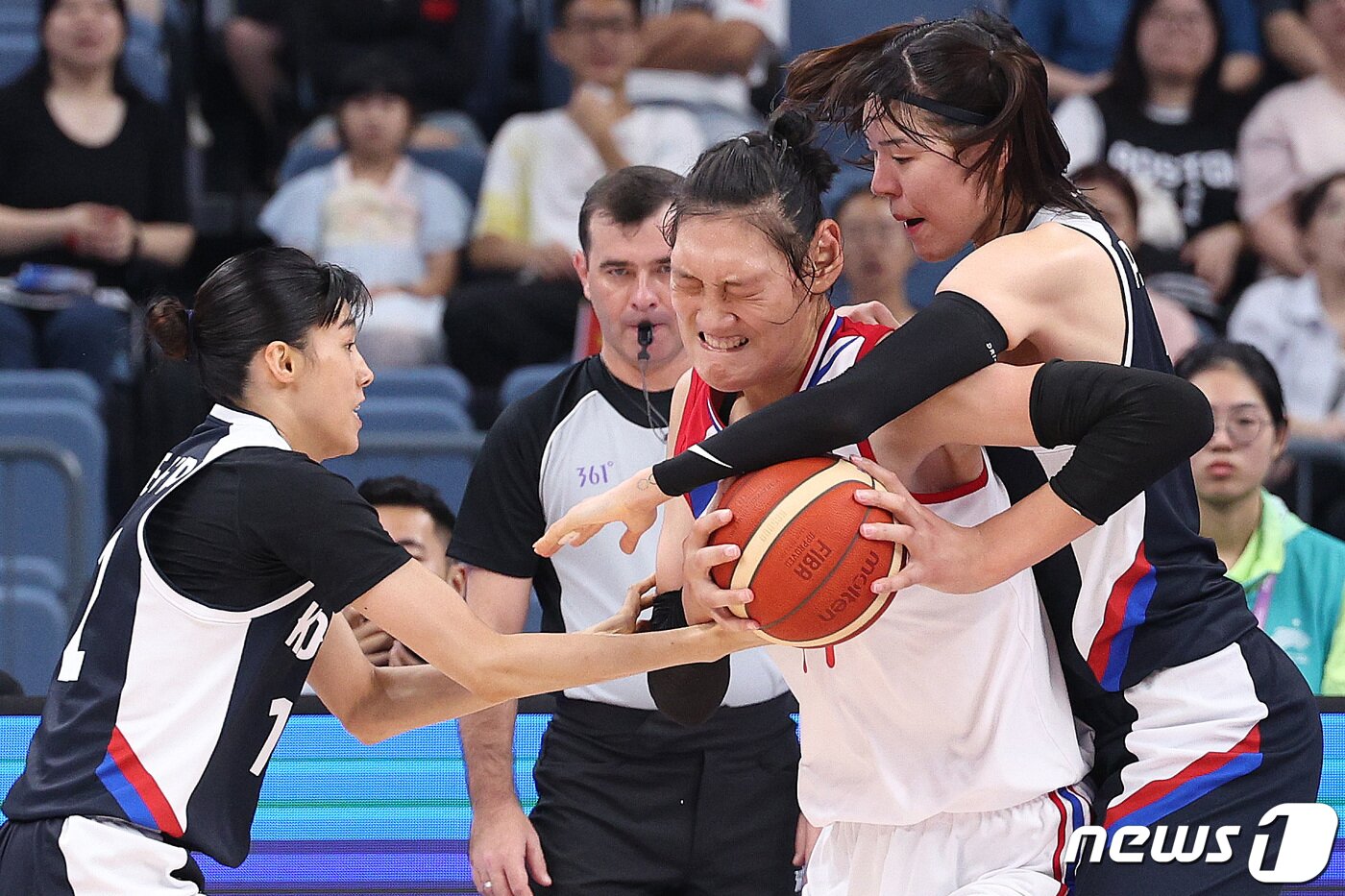 본문 이미지 - 29일 오후 중국 항저우 올림픽 스포츠센터에서 열린 2022 항저우 아시안게임 여자농구 조별리그 C조 2차전 대한민국과 북한의 경기에서 박지수와 이해란이 북한 박진아를 수비하고 있다. 2023.9.29/뉴스1 ⓒ News1 신웅수 기자
