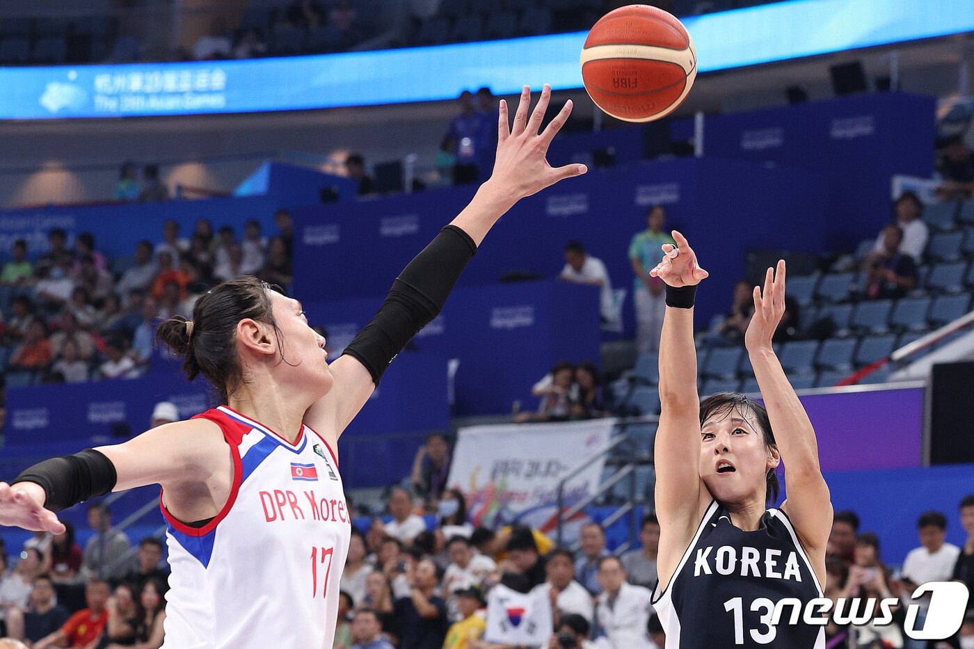 본문 이미지 - 29일 오후 중국 항저우 올림픽 스포츠센터에서 열린 2022 항저우 아시안게임 여자농구 조별리그 C조 2차전 대한민국과 북한의 경기에서 김단비가 슛을 하고 있다. 2023.9.29/뉴스1 ⓒ News1 신웅수 기자