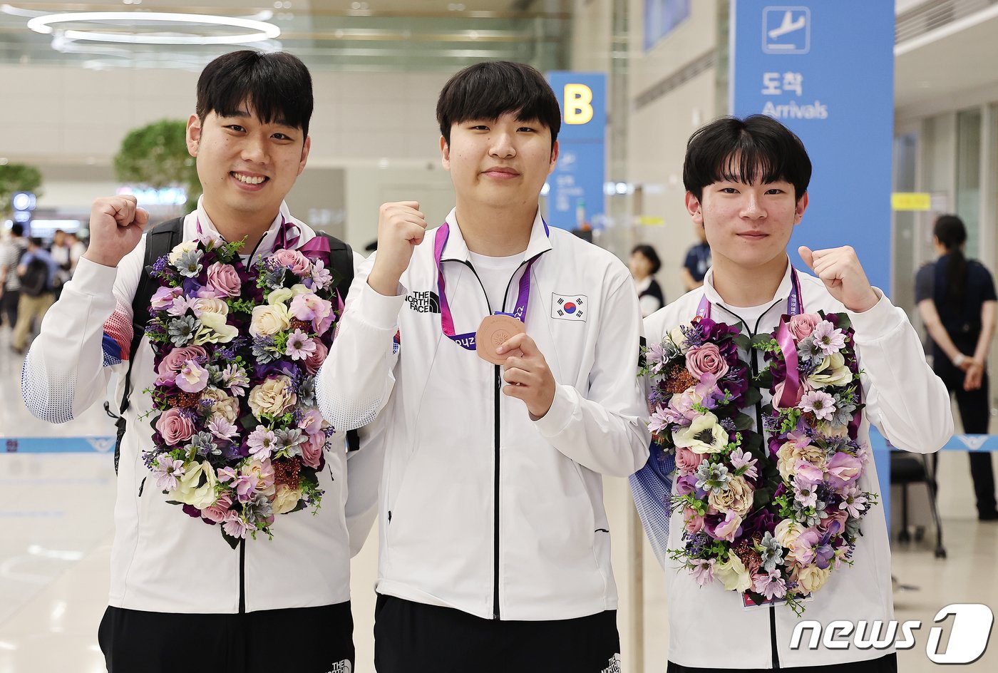 본문 이미지 - 항저우 아시안게임 e스포츠 ‘FC 온라인’ 대표팀의 신보석 감독(왼쪽부터), 동메달을 획득한 곽준혁, 박기영이 29일 오후 인천국제공항 제2터미널을 통해 귀국한 뒤 기념 촬영을 하고 있다. 곽준혁은 지난 27일 중국 항저우 e스포츠센터에서 열린 FC온라인 패자조 결승에서 태국 파타나삭에게 1-2로 패배해 동메달을 획득했다. 이는 대한민국의 첫 번째 e스포츠 메달이다. 2023.9.29/뉴스1 ⓒ News1 김진환 기자