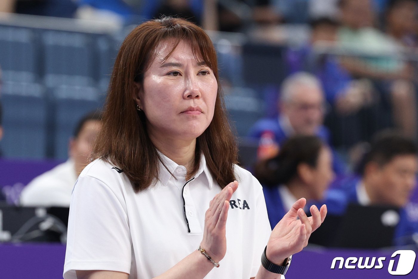 본문 이미지 - 29일 오후 중국 항저우 올림픽 스포츠센터에서 열린 2022 항저우 아시안게임 여자농구 조별리그 C조 2차전 대한민국과 북한의 경기에서 정선민 감독이 박수를 치고 있다. 2023.9.29/뉴스1 ⓒ News1 신웅수 기자