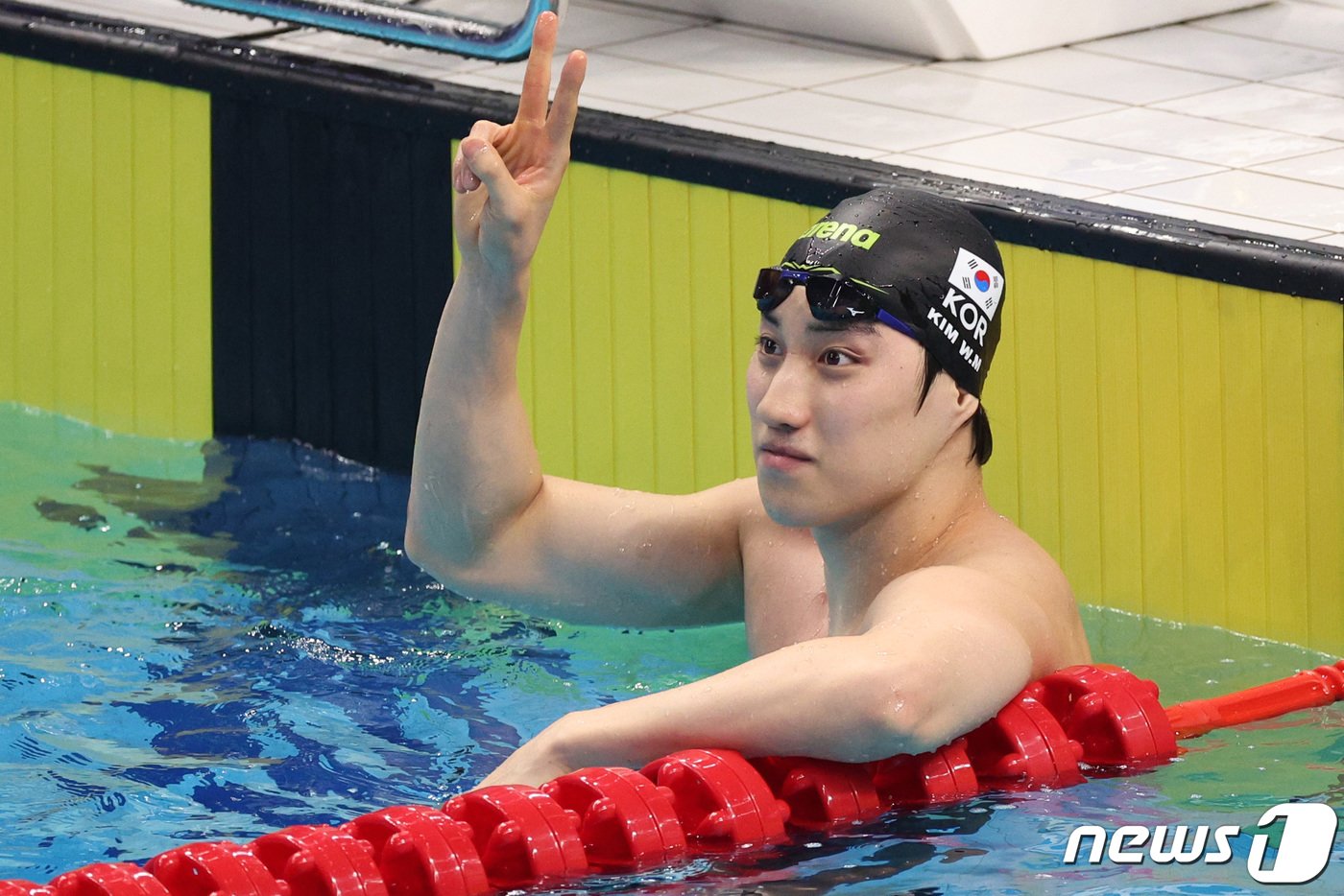 본문 이미지 - 최동열이 29일 중국 항저우 올림픽 스포츠센터 아쿠아틱스포츠 아레나에서 열린 2022 항저우 아시안게임 남자 평영 50m 결선에서 관중들을 향해 인사하고 있다. 최동열은 이날 열린 결선에서 26초93의 한국 기록을 세우며 동메달을 획득했다. 2023.9.29/뉴스1 ⓒ News1 신웅수 기자