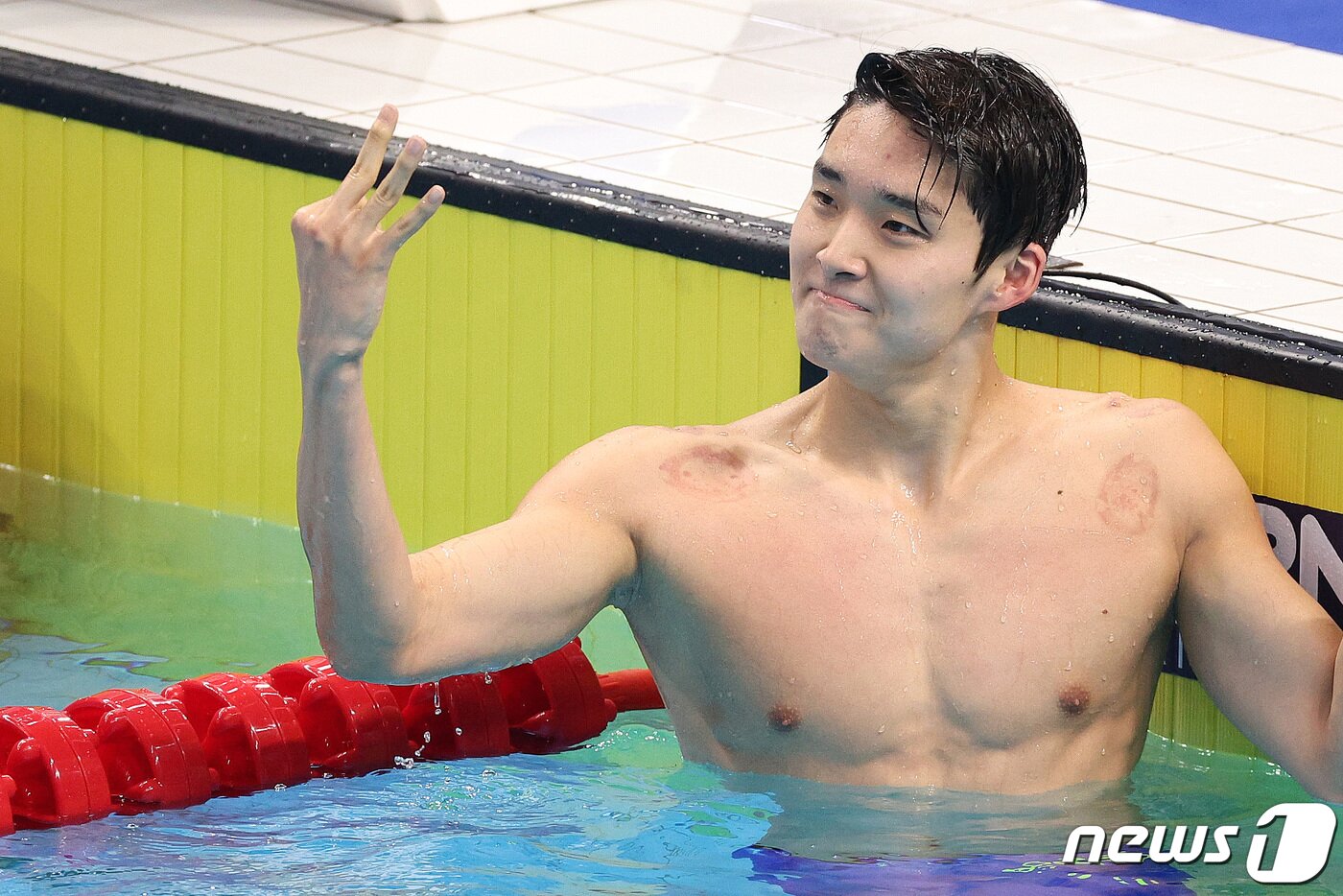 본문 이미지 - 김우민이 29일 중국 항저우 올림픽 스포츠센터 아쿠아틱스포츠 아레나에서 열린 2022 항저우 아시안게임 남자 400m 자유형 결승에서 성적을 확인하고 기뻐하고 있다. 2023.9.29/뉴스1 ⓒ News1 신웅수 기자