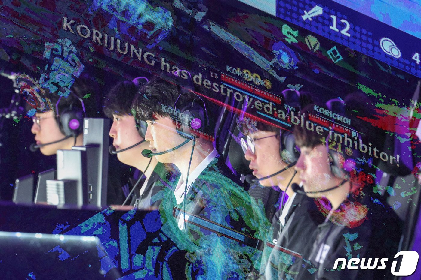 본문 이미지 - 29일 오후 중국 항저우 베이징위안 생태공원 내 e스포츠 주경기장에서 열린 2022 항저우 아시안게임 e스포츠 경기 리그 오브 레전드(LoL) 대한민국과 대만의 결승전에서 대한민국 쵸비(정지훈) 등 대표팀 선수들이 경기를 치르고 있다. 왼쪽부터 제우스(최우제), 카나비(서진혁), 쵸비(정지훈), 룰러(박재혁), 케리아(류민석). 이날 대한민국 대표팀은 대만을 상대로 2대0 승리를 거두며 금메달을 목에 걸었다. (다중노출 촬영) 2023.9.29/뉴스1 ⓒ News1 민경석 기자