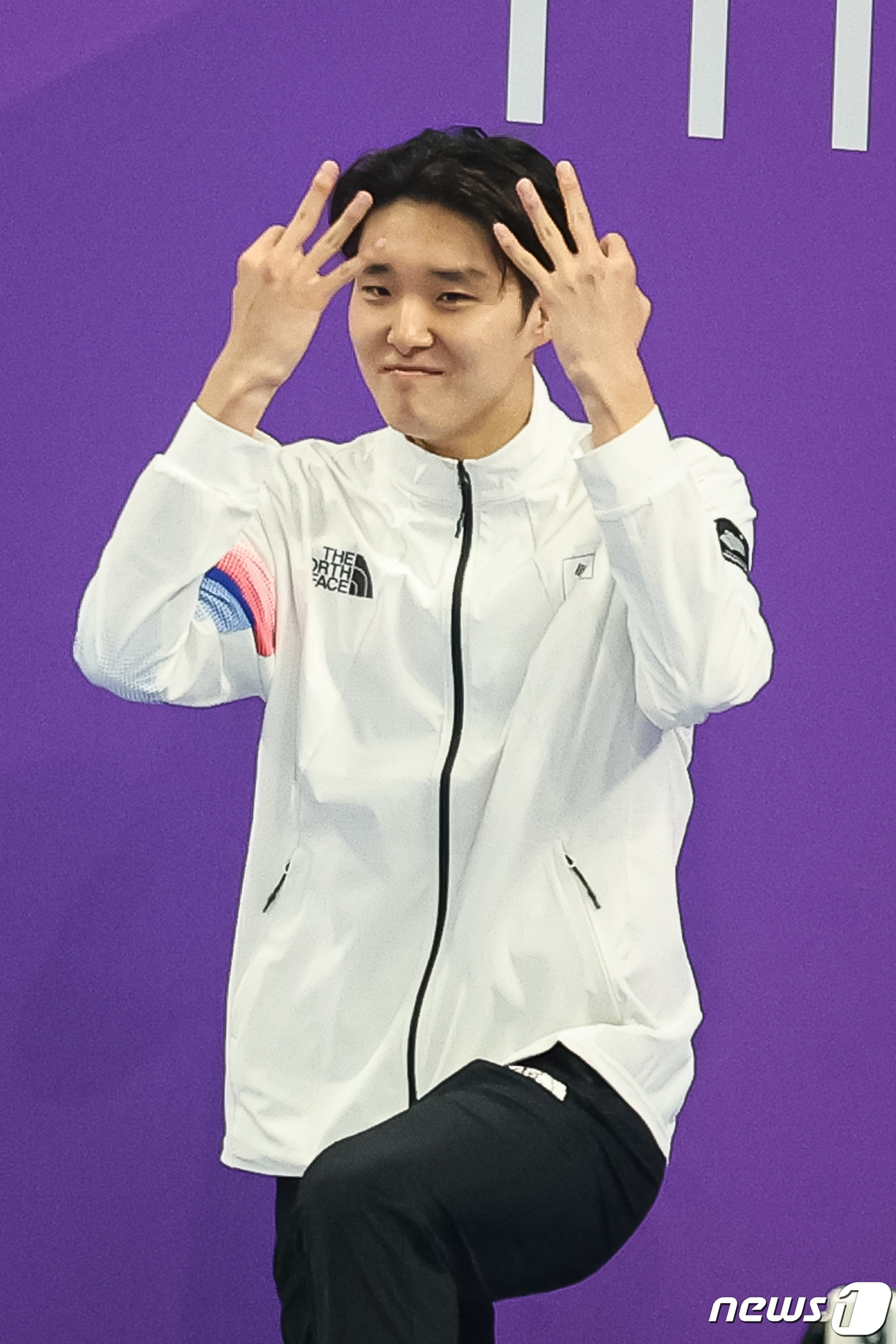 (항저우(중국)=뉴스1) 유승관 기자 = 김우민이 29일 중국 항저우 올림픽 스포츠센터 아쿠아틱스포츠 아레나에서 열린 2022 항저우 아시안게임 남자 자유형 400m 시상식에서 시 …