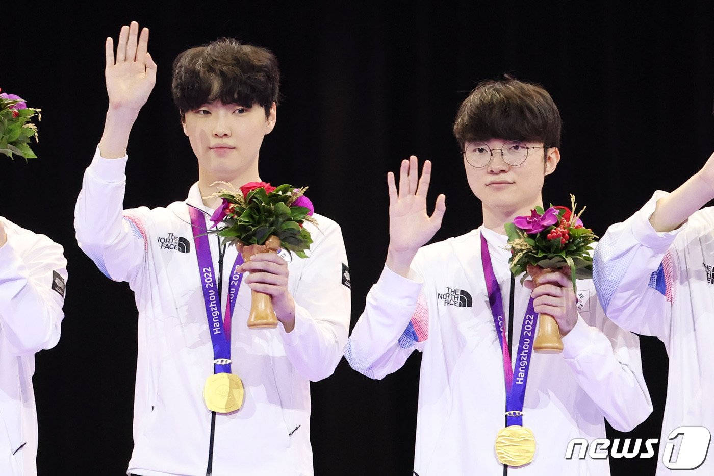 본문 이미지 - 29일 오후 중국 항저우 베이징위안 생태공원 내 e스포츠 주경기장에서 열린 2022 항저우 아시안게임 e스포츠 경기 리그 오브 레전드(LoL) 대한민국과 대만의 결승전에서 승리해 금메달을 목에 건 대한민국 페이커(이상혁, 오른쪽)와 쵸비(정지훈)가 관중들을 향해 손을 흔들어 화답하고 있다. 2023.9.29/뉴스1 ⓒ News1 민경석 기자