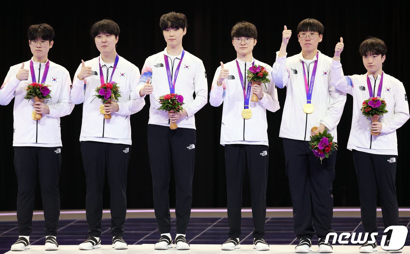 본문 이미지 - 29일 오후 중국 항저우 베이징위안 생태공원 내 e스포츠 주경기장에서 열린 2022 항저우 아시안게임 e스포츠 경기 리그 오브 레전드(LoL) 대한민국과 대만의 결승전에서 승리해 금메달을 목에 건 대한민국 대표팀 선수들이 포즈를 취하고 있다. 왼쪽부터 제우스(최우제), 카나비(서진혁), 쵸비(정지훈), 페이커(이상혁), 룰러(박재혁), 케리아(류민석). 2023.9.29/뉴스1 ⓒ News1 민경석 기자