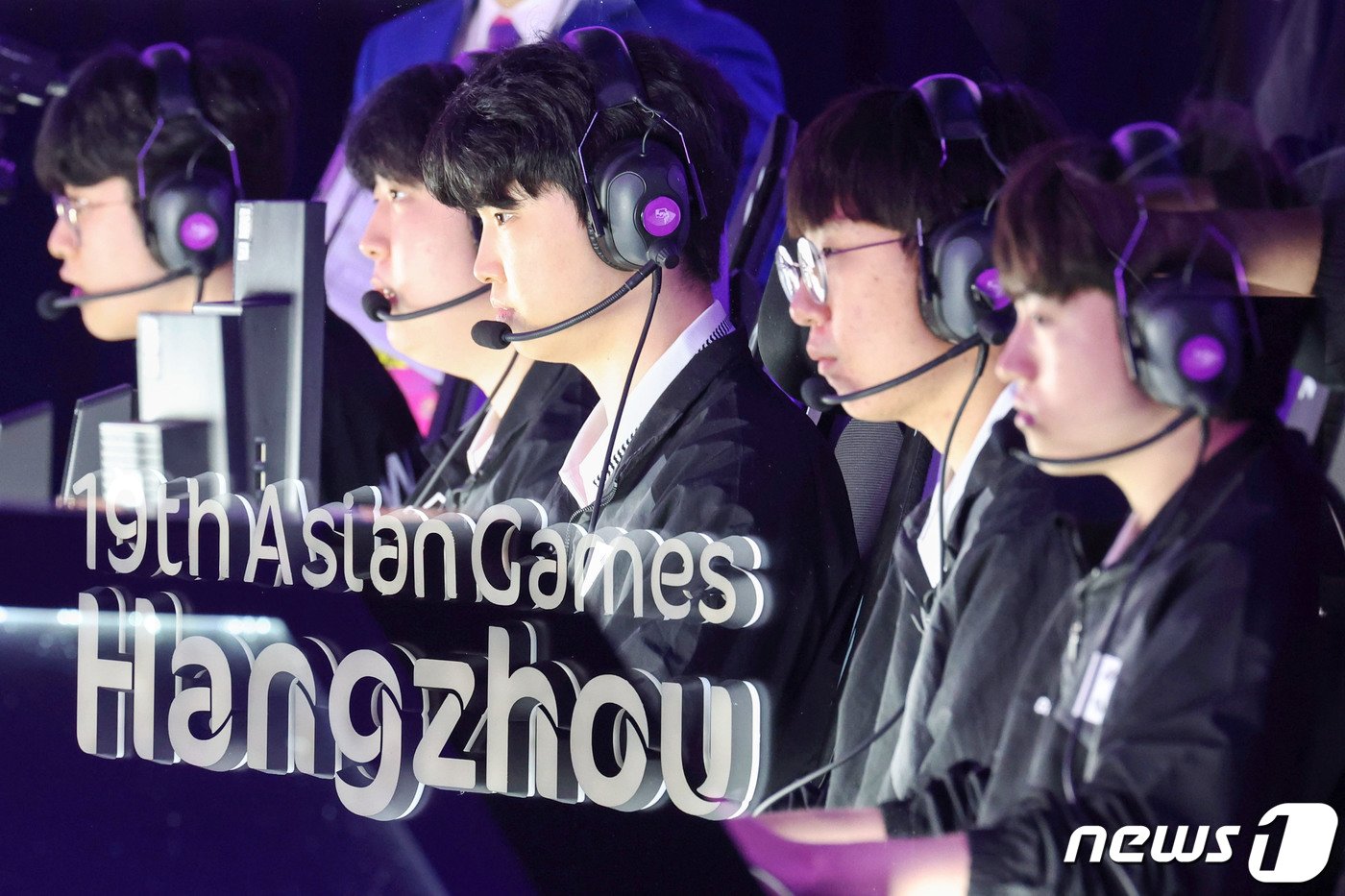 본문 이미지 - 29일 오후 중국 항저우 e스포츠 주경기장에서 열린 2022 항저우 아시안게임 e스포츠 경기 리그 오브 레전드(LoL) 대한민국과 대만의 결승전에서 대한민국 쵸비(정지훈)을 비롯한 대표팀 선수들이 경기에 집중하고 있다. 왼쪽부터 제우스(최우제), 카나비(서진혁), 쵸비(정지훈), 룰러(박재혁), 케리아(류민석). 대한민국 대표팀은 이날 대만을 상대로 세트 스코어 2 대 0으로 승리를 거두며 금메달을 목에 걸었다.(다중노출 촬영) 2023.9.29/뉴스1 ⓒ News1 민경석 기자