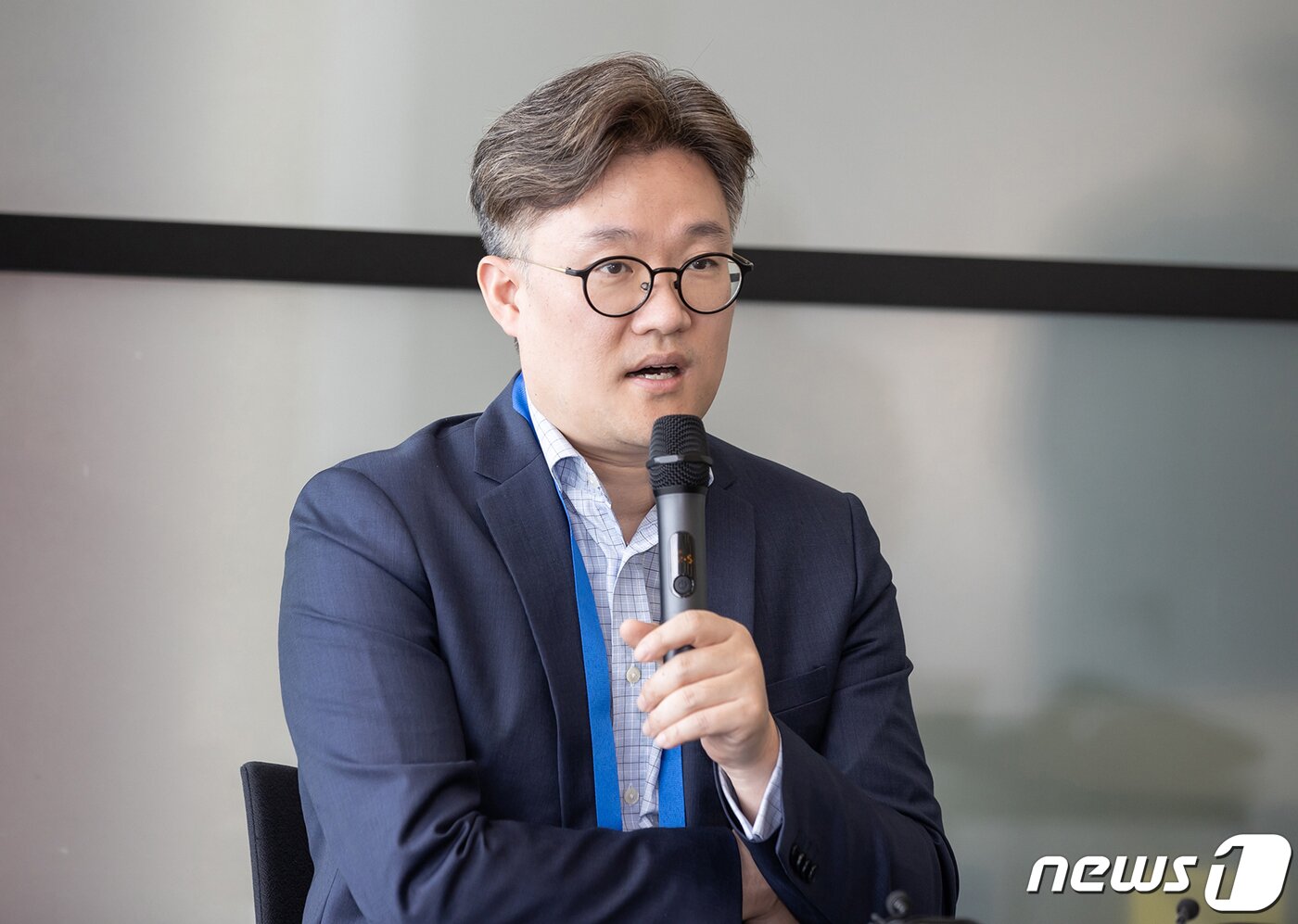 본문 이미지 -  정강일 삼성전자 영상디스플레이사업부 차세대기획그룹 상무가 1일(현지시간) 'IFA 2023'에서 TV 브리핑을 하고 있다. (삼성전자 제공)