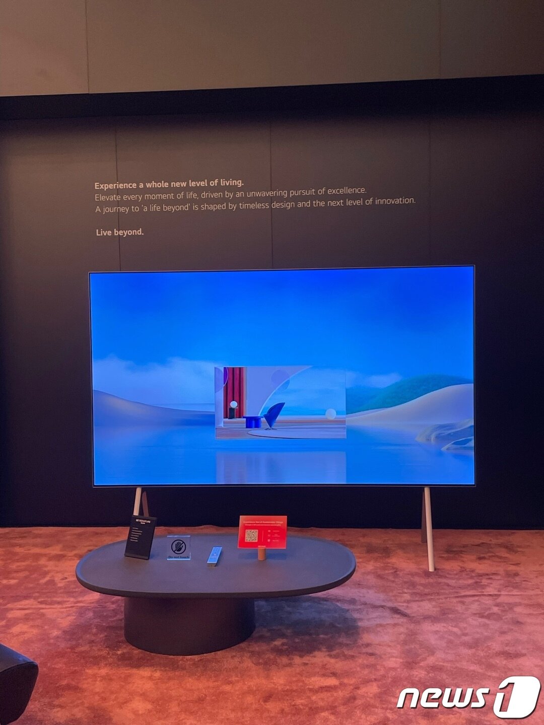 본문 이미지 - LG전자 IFA 전시 부스에 전시된 97형 올레드TV인 'LG 시그니처 올레드 M' 모습. 2023.9.1/뉴스1 ⓒ News1 강태우 기자