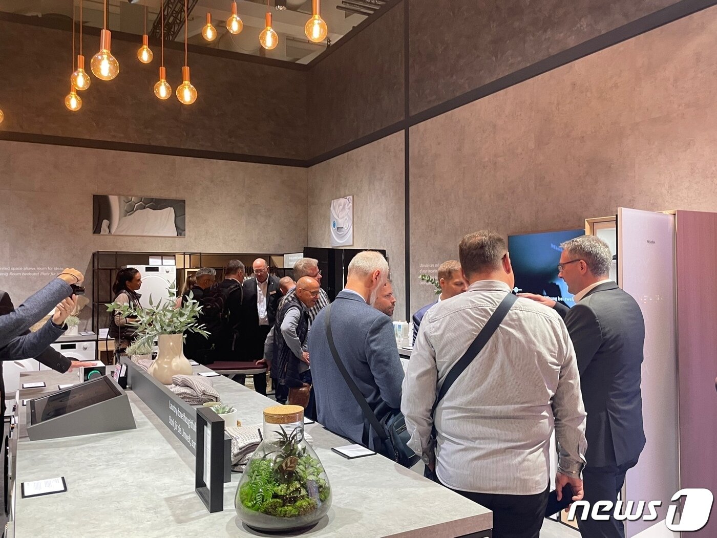 본문 이미지 -  밀레의 IFA 전시 부스에 마련된 '런드리 케어(Laundry Care)' 공간에서 관람객들이 의류관리기 '에어리움'을 살펴보고 있다. 2023.9.2/뉴스1 ⓒ News1 강태우 기자  