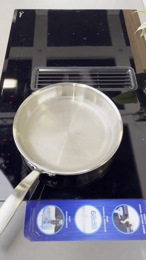 본문 이미지 -  메이디의 후드 일체형 인덕션이 작동하는 모습. 2023.9.2/뉴스1 ⓒ News1 강태우 기자