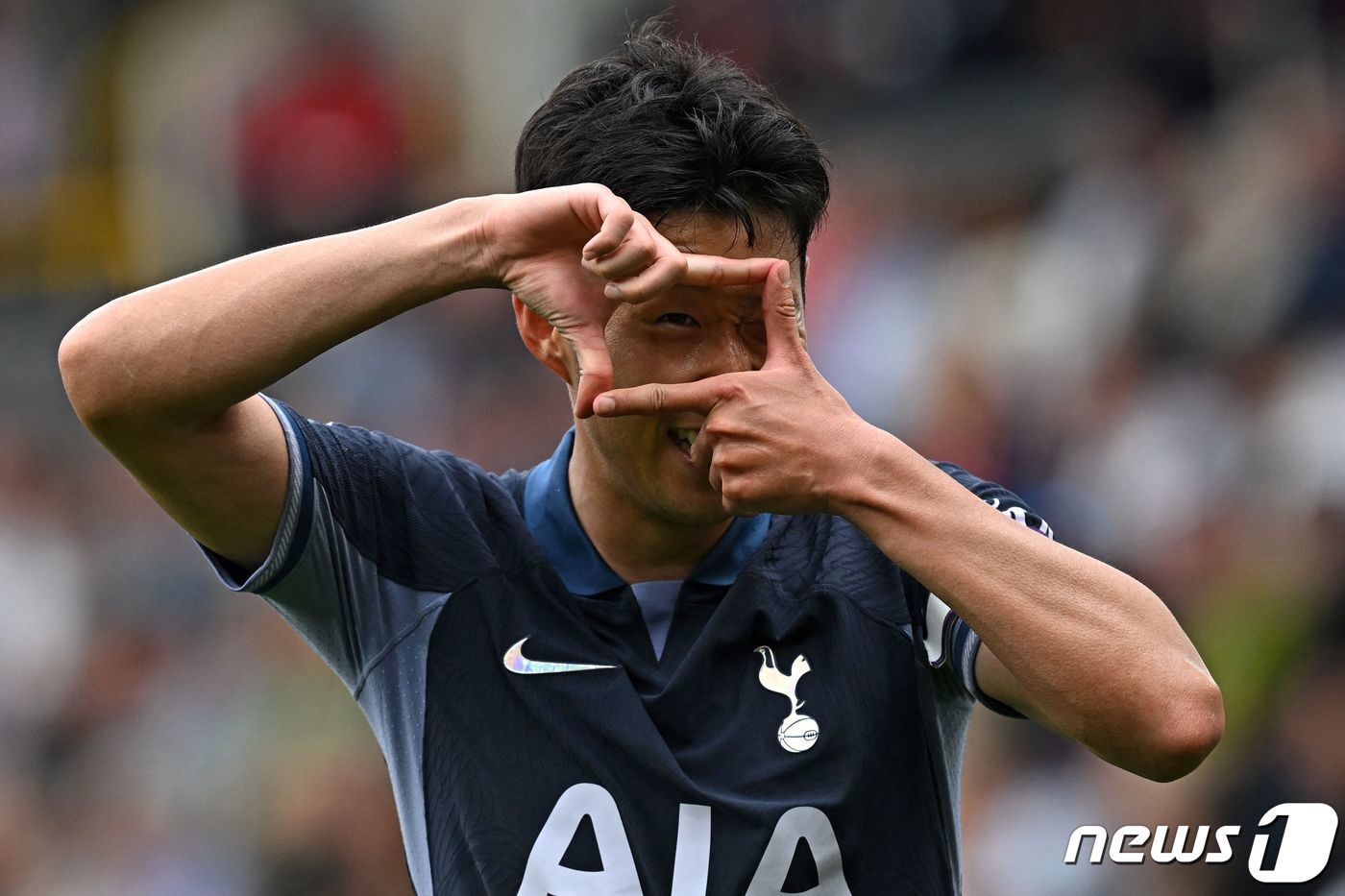본문 이미지 - 토트넘의 손흥민이 2일(현지시간) 영국 번리의 터프 무어에서 열린 EPL 번리와 경기서 개막 4경기 만에 시즌 첫 득점 포를 가동한 데 이어 해트트릭을 기록한 뒤 세리머니를 하고 있다. 2023.9.3 ⓒ AFP=뉴스1 ⓒ News1 우동명 기자