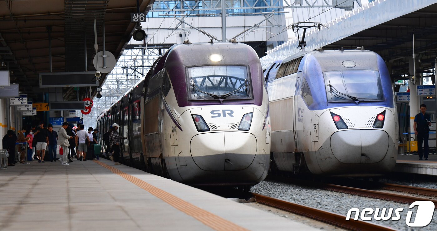 본문 이미지 - SRT와 KTX 모습.(자료사진)뉴스1 ⓒ News1 최창호 기자