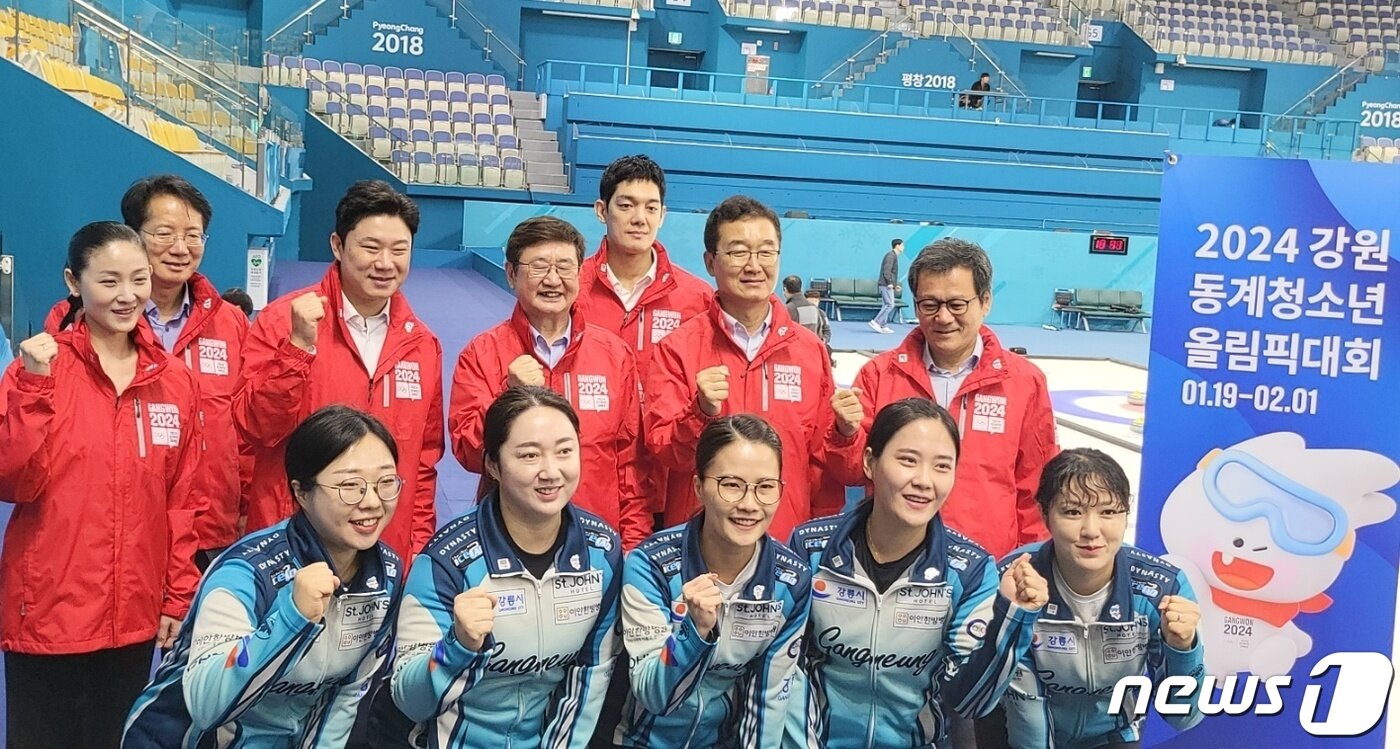 본문 이미지 - 박보균 문화체육관광부 장관과 진종오 2024강원동계청소년올림픽 대회 공동조직위원장, 강릉시청 소속 컬링팀 '팀킴' 선수들이 3일 오전 강원 강릉아이스링크 컬링경기장에서 2024강원동계청소년올림픽 성공개최를 응원하며 기념촬영을 하고 있다. 2023.9.3 ⓒ News1 신관호 기자