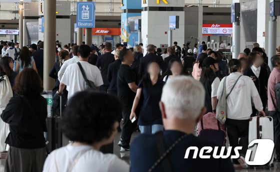 지난 3일 인천국제공항을 통해 해외로 떠나는 사람들로 출국장이 붐비고 있다. 2023.9.3/뉴스1 © News1  