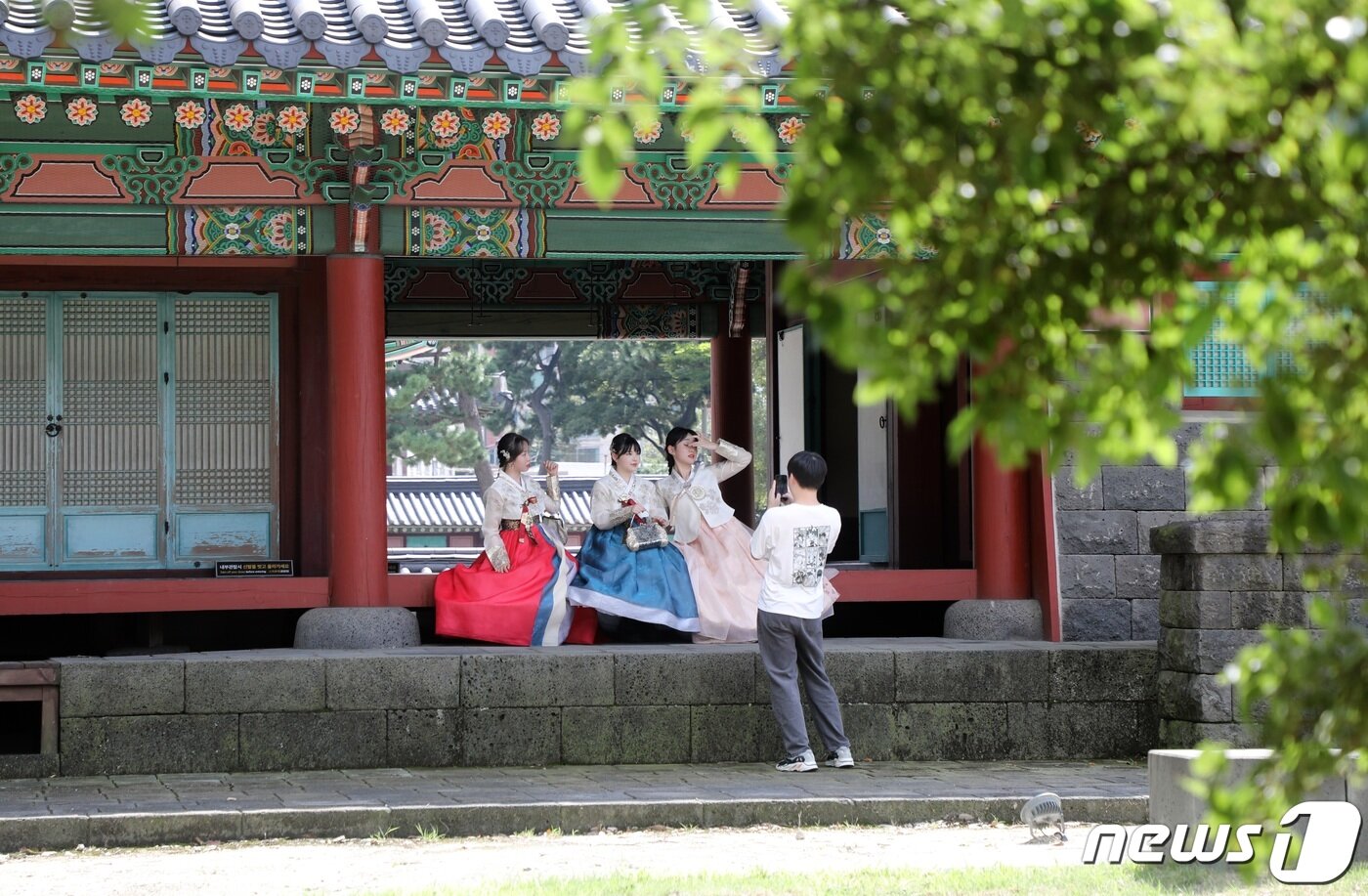 본문 이미지 - 제주시 관덕로 제주목관아에서 한복을 입은 외국관광객들이 사진을 찍으며 즐거운 시간을 보내고 있다(뉴스1DB)ⓒ News1 고동명 기자