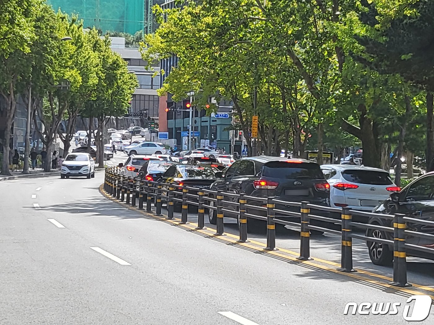 3일 오후 수성못 일부 구간에서 교통정체가 빚어져 경찰관이 현장에 투입돼 흐름을 정리하고 있다.2023.9.3/뉴스1 ⓒ News1 이성덕 기자