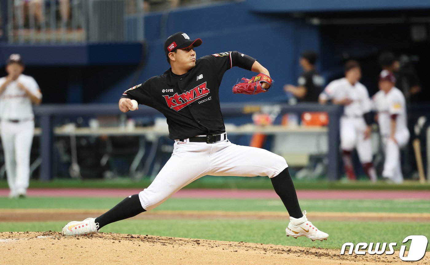 본문 이미지 - 3일 오후 서울 구로구 고척스카이돔에서 열린 '2023 신한은행 SOL KBO리그' KT 위즈와 키움 히어로즈의 경기에서 4회말 kt 조이현이 공을 던지고 있다. 2023.9.3/뉴스1 ⓒ News1 박지혜 기자