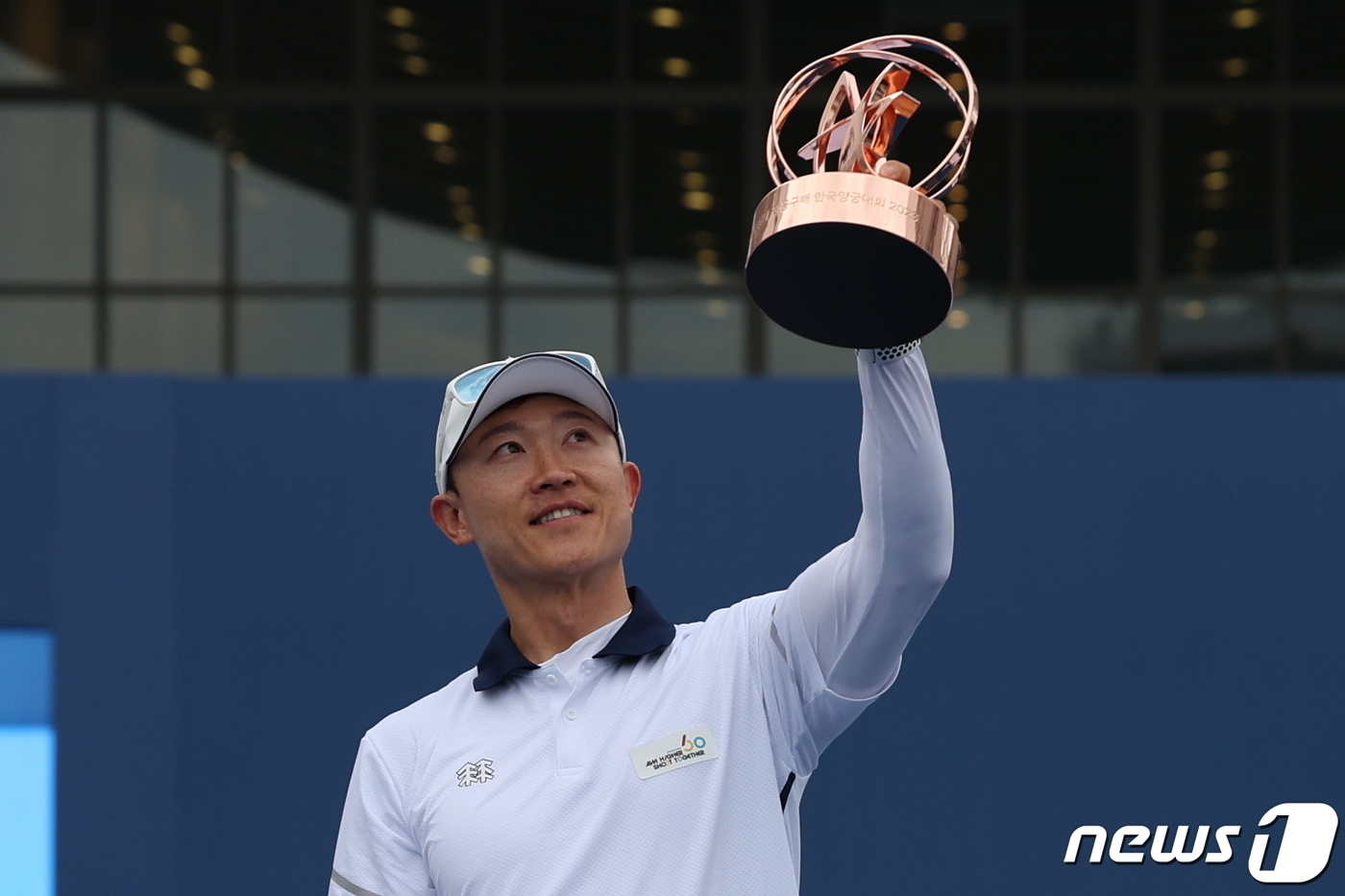 (서울=뉴스1) 민경석 기자 = 3일 오후 서울 용산구 전쟁기념관 평화의광장에서 열린 '현대자동차 정몽구배 한국양궁대회 2023' 남자 컴파운드에서 우승을 거둔 최용희가 트로피를 …